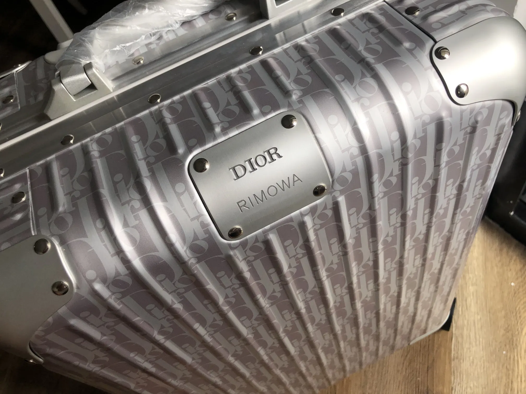 Dior 黑色 创新的阳极氧化技术赋予鋁制表面鲜亮色彩 寸 价 行李箱 旅行拉杆款 輕便出行款(數字9) Dior 黑色 创新的阳极氧化技术赋予鋁制表面鲜亮色彩 寸 价 行李箱 旅行拉杆款 輕便出行款(數字9)