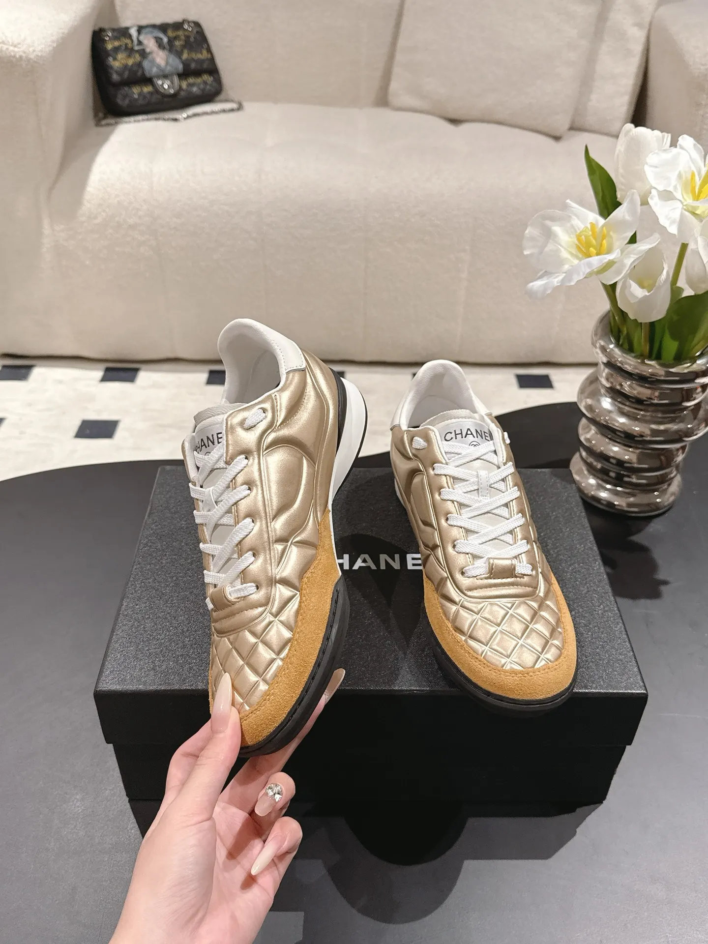 Chanel 米金色羊皮休闲鞋 亮面
