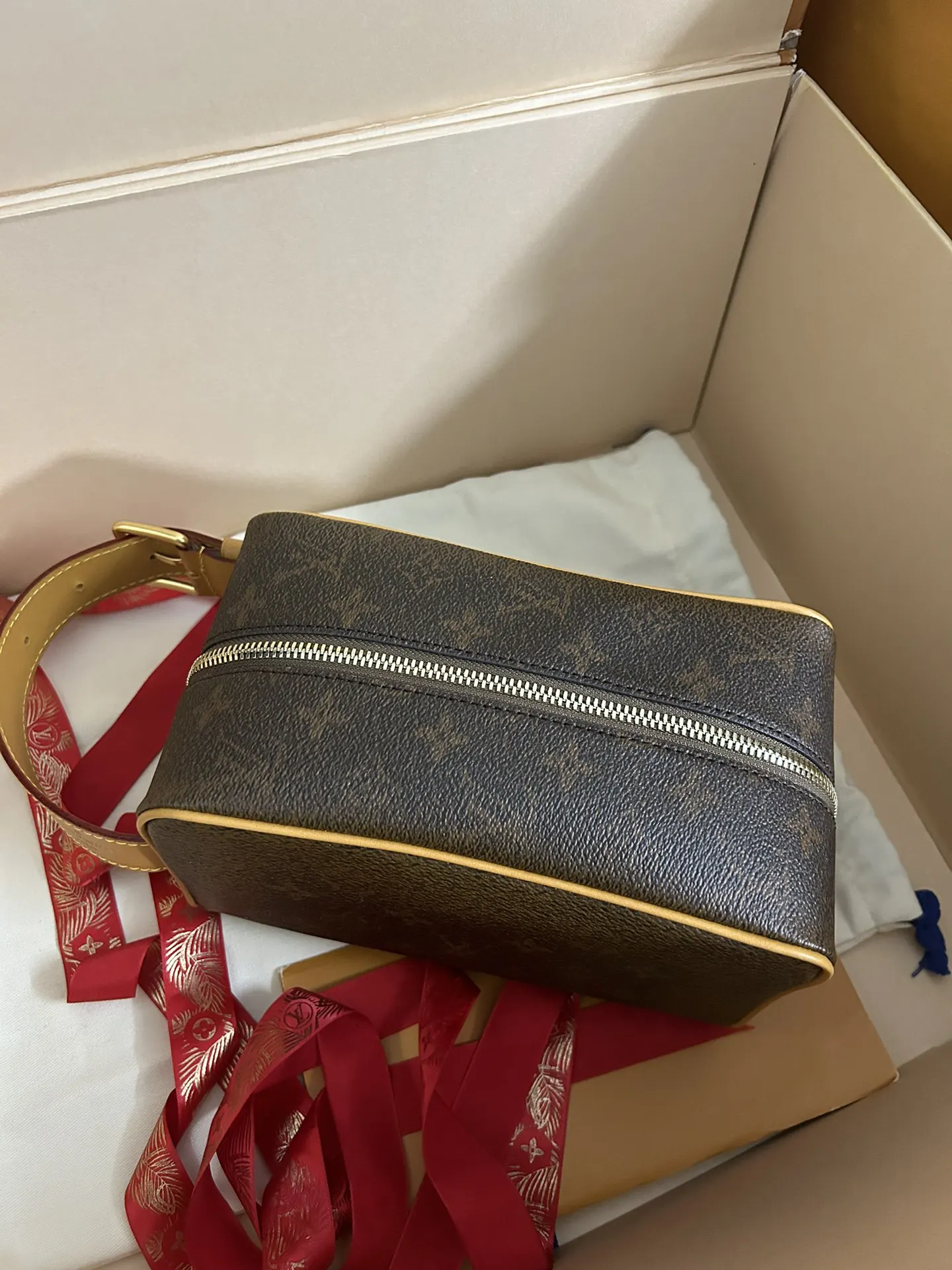 LV 牛皮 化妝包 便携收納款