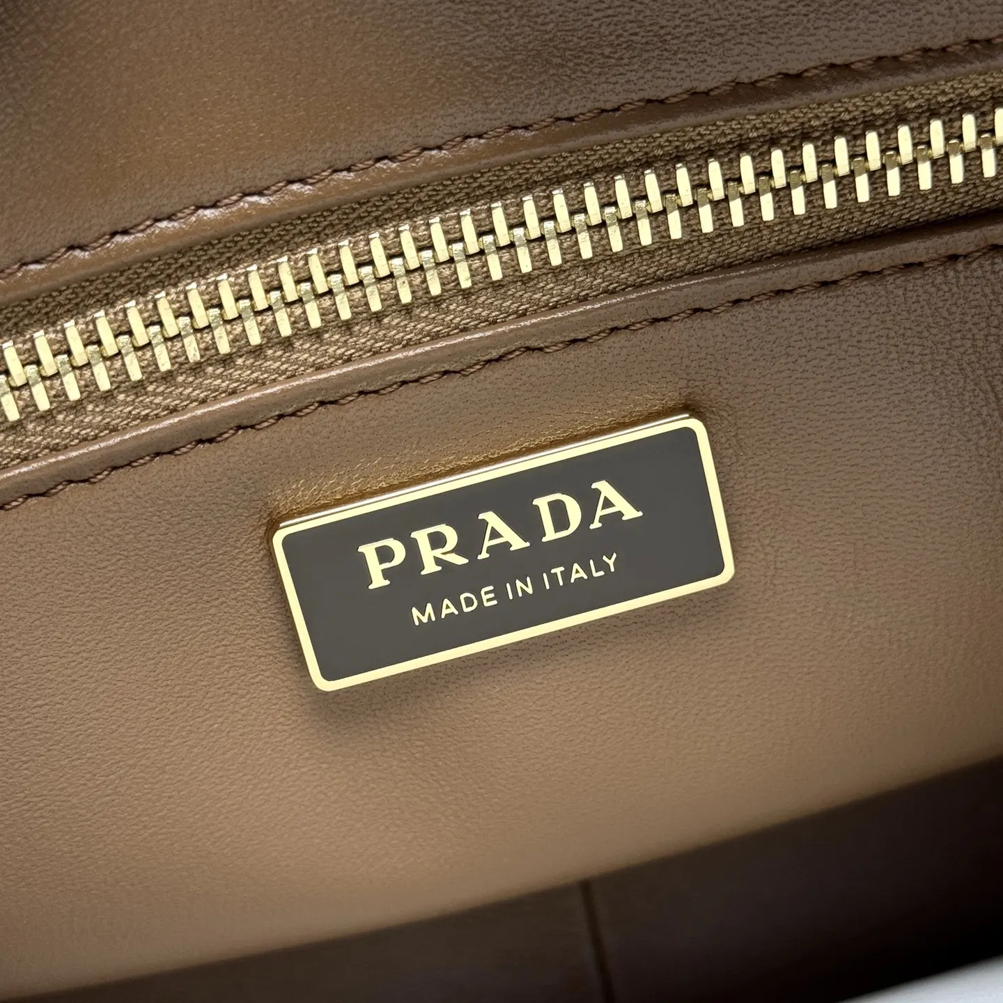 PRADA 皮革 斜挎包 日常通勤款