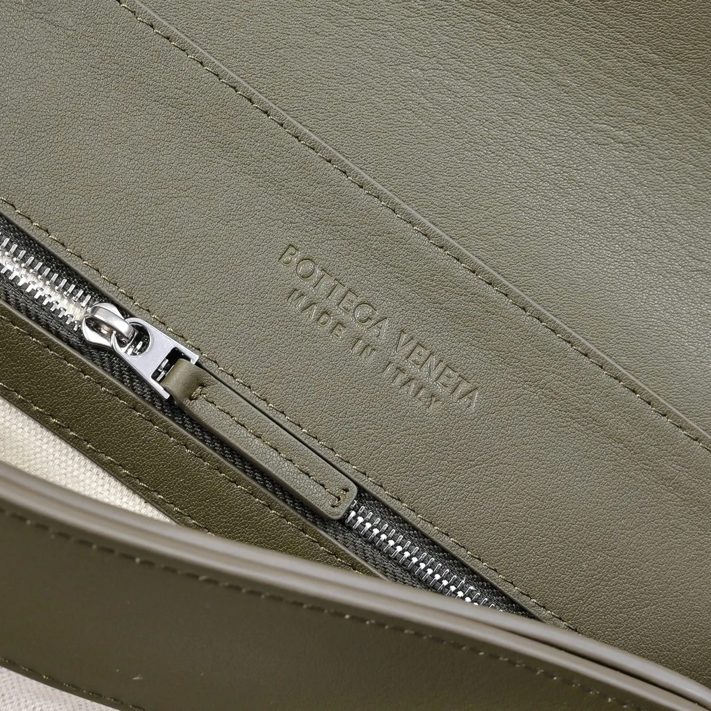Crossbody Bag Lightweight Leather Image 9 Crossbody Bag Lightweight Leather Image 9