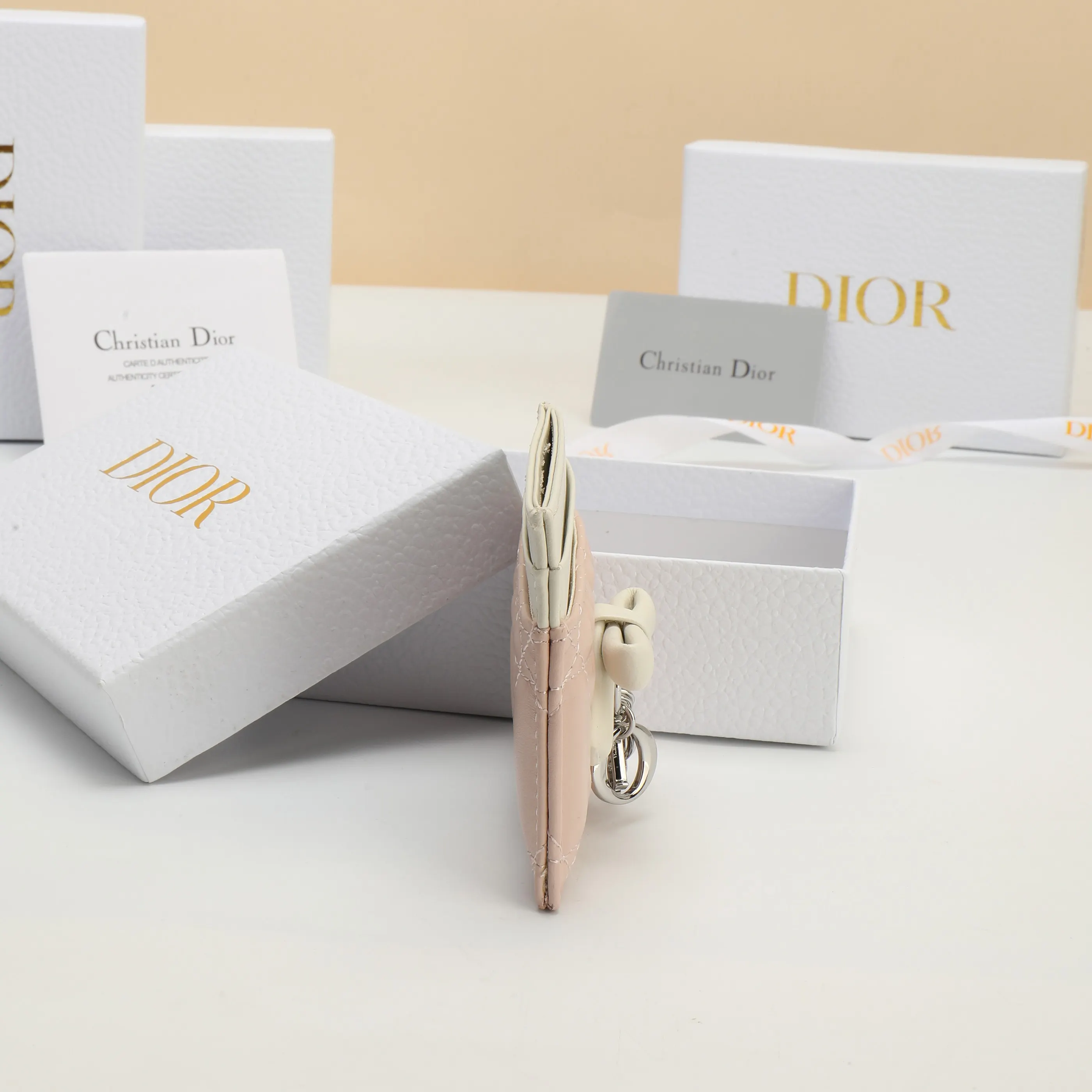 Dior Lady Dior Lady 白色羊皮卡夾 精緻配飾(數字4) Dior Lady Dior Lady 白色羊皮卡夾 精緻配飾(數字4)