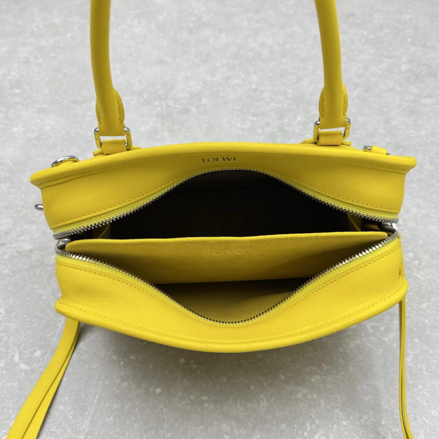 Loewe 黄色 皮革 斜挎包 轻便斜挎款