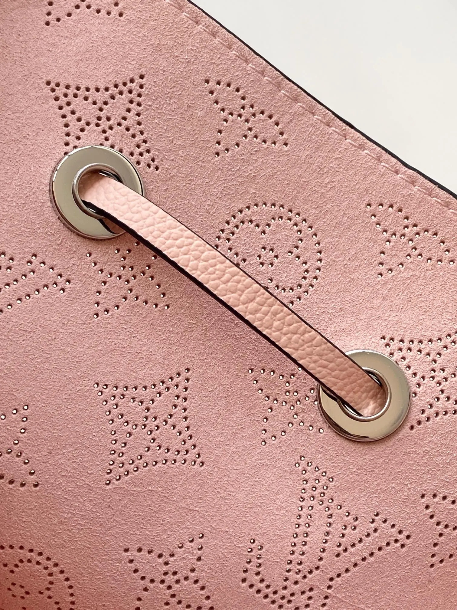 LV pink, chain bag, shoulder crossbody model Image 8 LV pink, chain bag, shoulder crossbody model Image 8