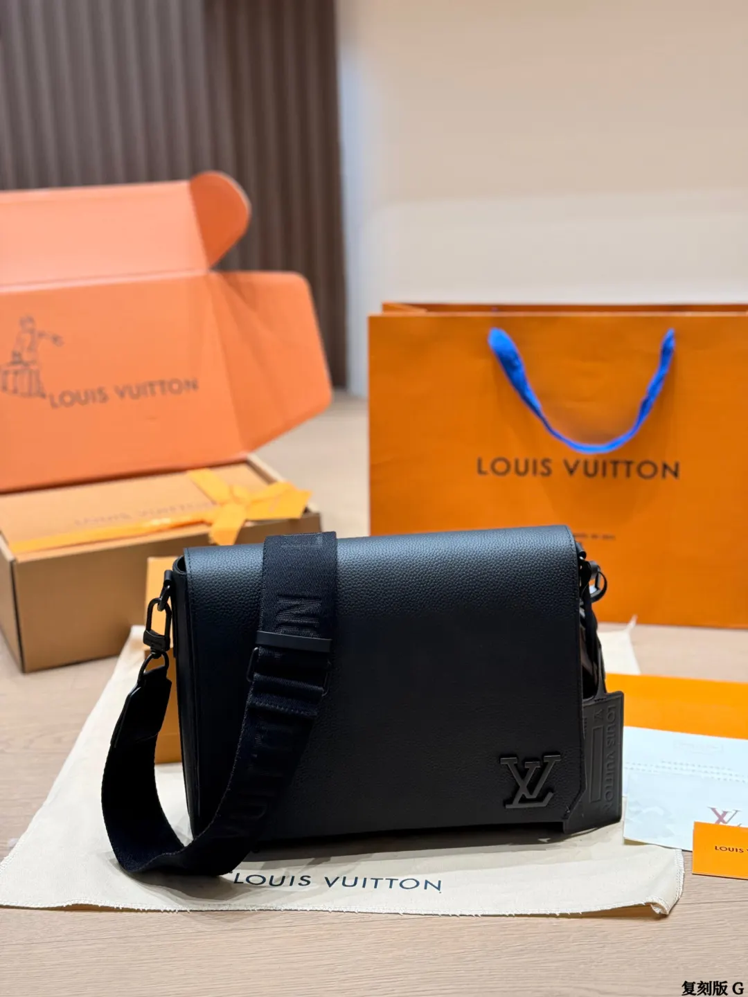 LV 黑色 小牛皮 版 牛皮 黑色牛皮邮差包​​ 黑色牛皮邮差包 斜挎包 轻便斜挎款