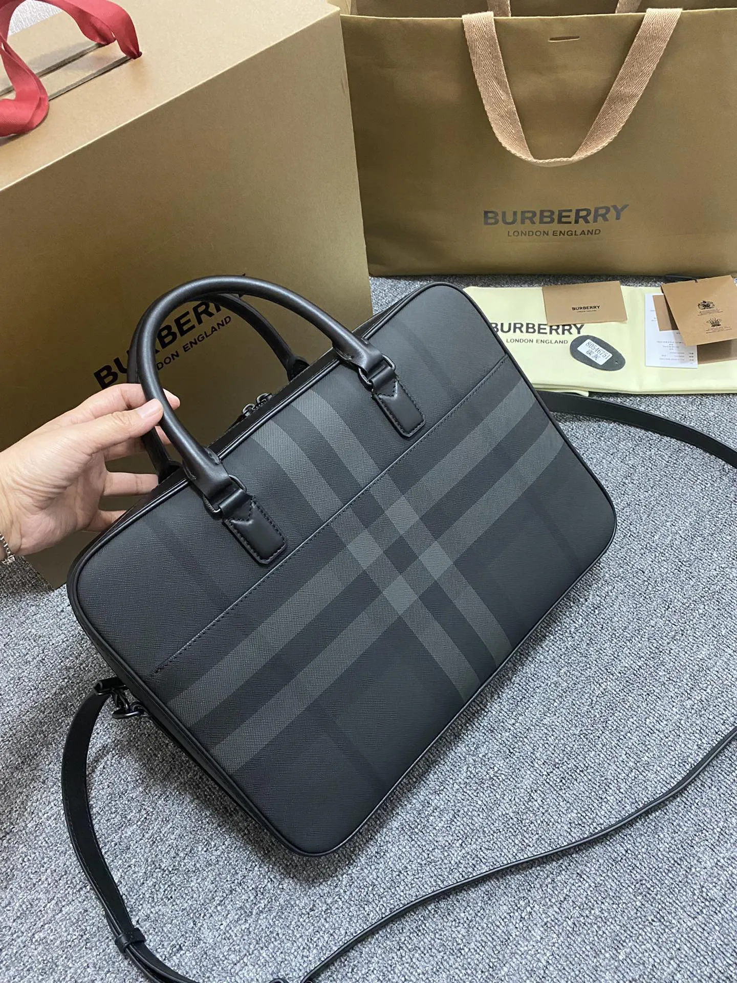 皮革 可缔造手提造型 或使用可拆式背带肩背携带 公文包 商务通勤款
