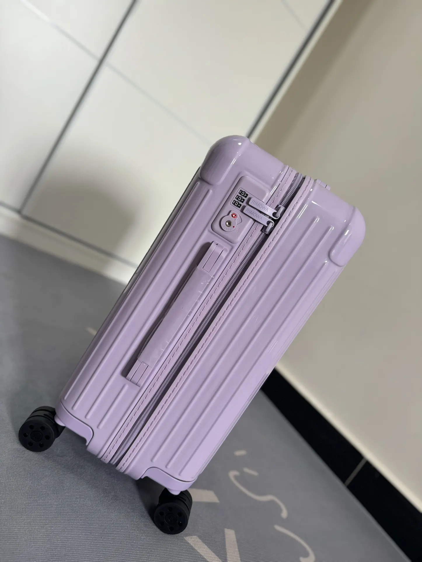 黑色 白色 Essential系列 薰衣草紫 尺寸 行李箱 旅行拉杆款 轻便出行款