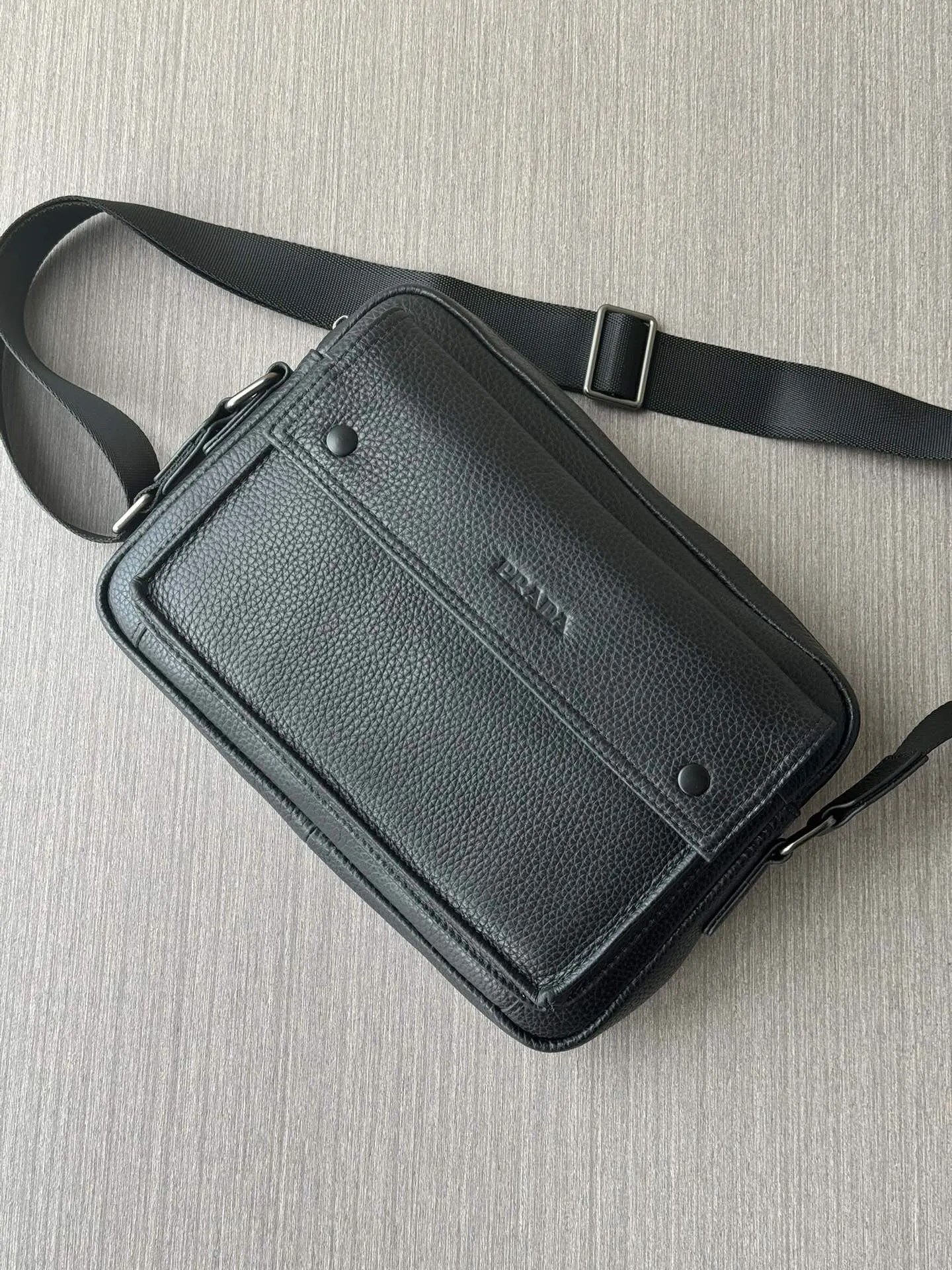 Prada 黑色 牛皮 Logo 斜挎包