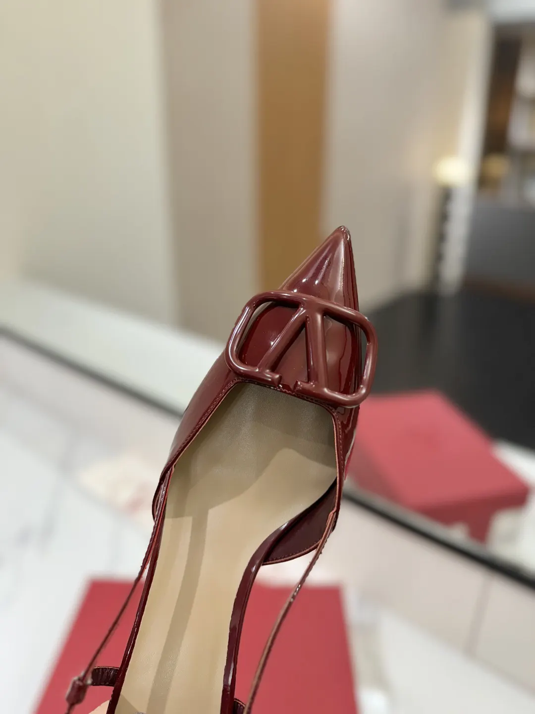 Valentino 拖鞋 轻便舒適款(數字6) Valentino 拖鞋 轻便舒適款(數字6)