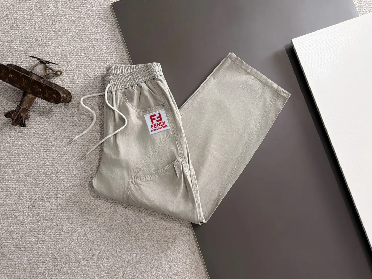 Fendi 2026春夏 長褲 宽松休閒款(數字7) Fendi 2026春夏 長褲 宽松休閒款(數字7)