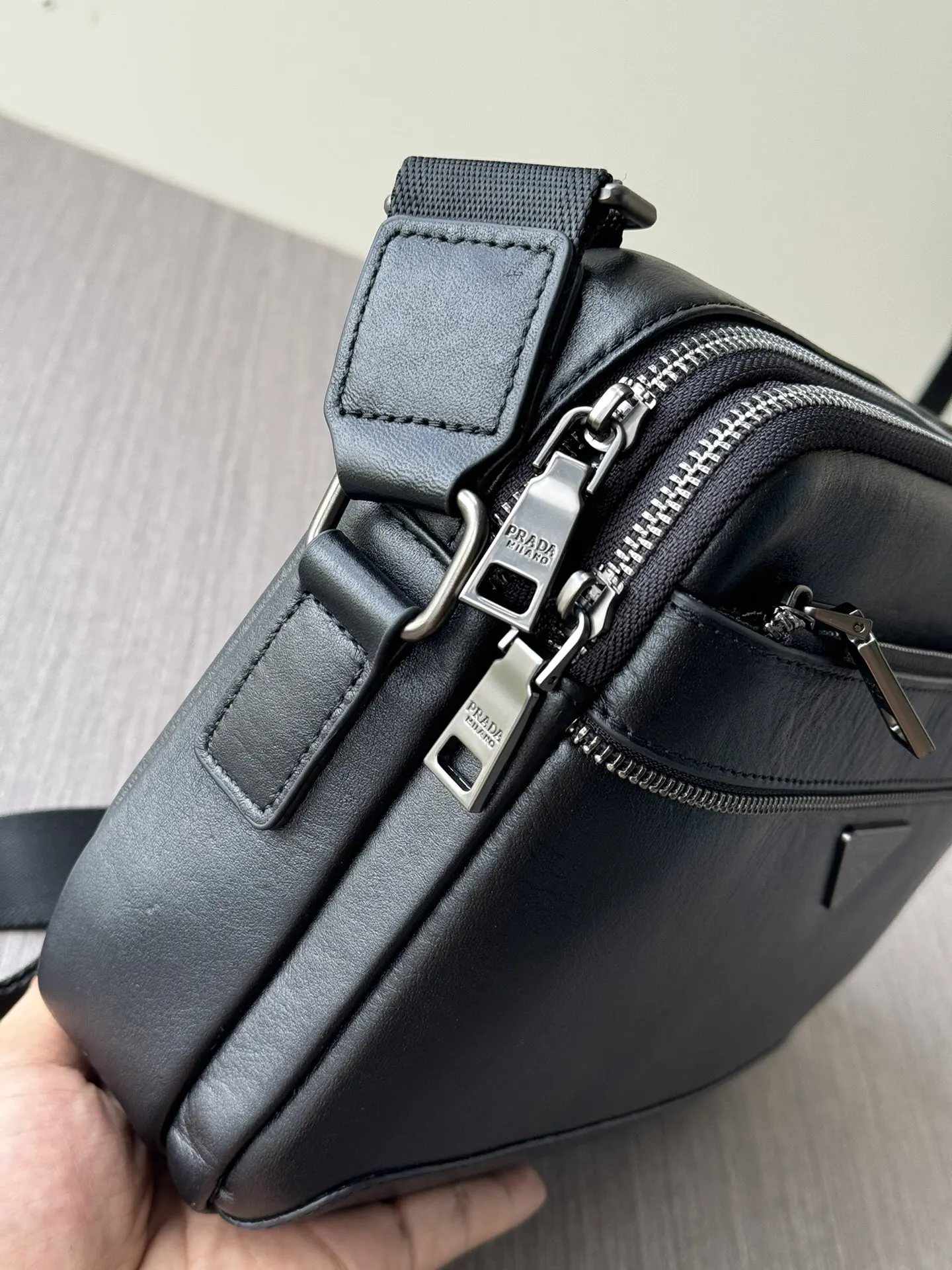 Prada 黑色 牛皮 Logo 斜挎包