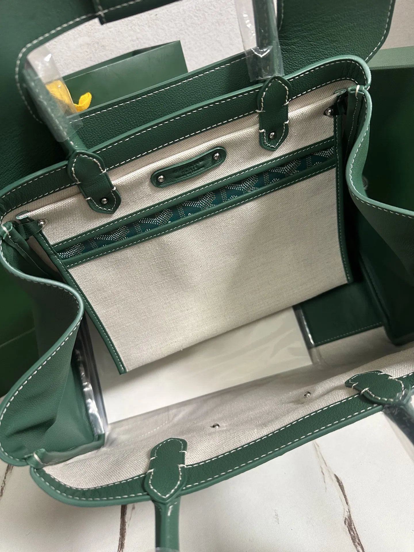 Goyard 小牛皮 无论包是打开还是合上 在内还是在外 它都能与女性生活 托特包 大容量托特款