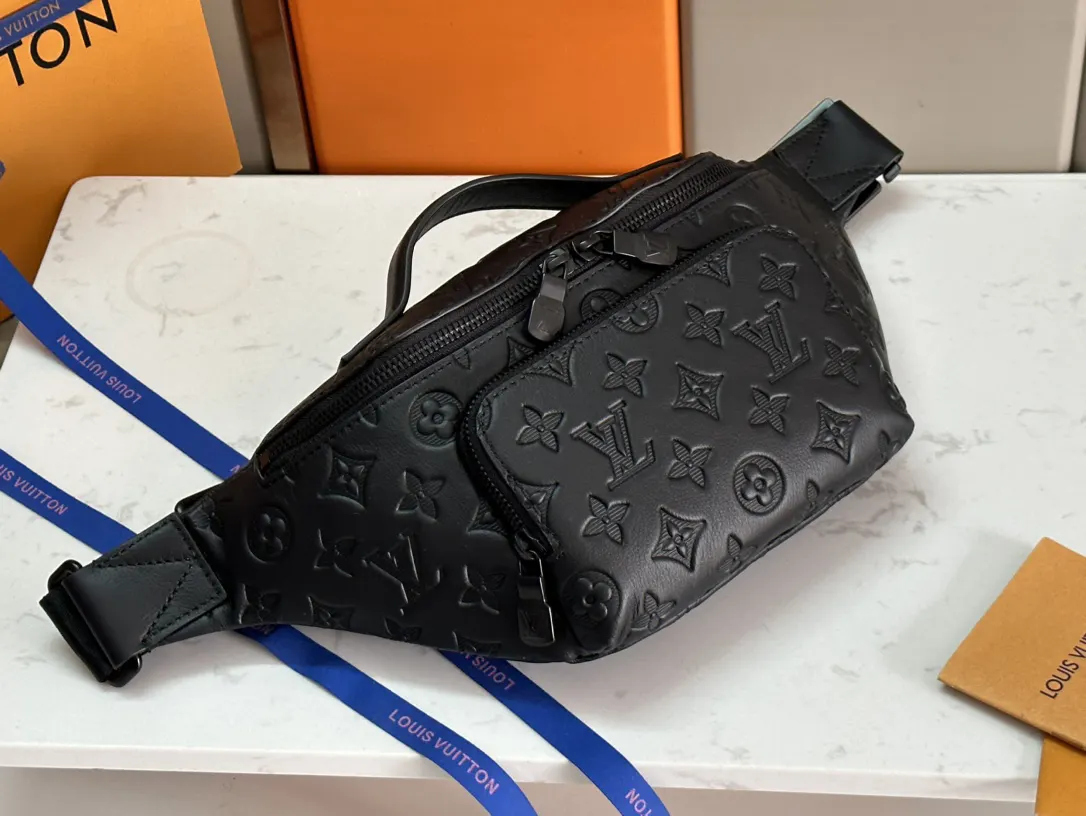 黑色 牛皮 贴身构型方便取放主隔层物品 可调节背带实现系腰 肩背 腰包 休闲腰包款