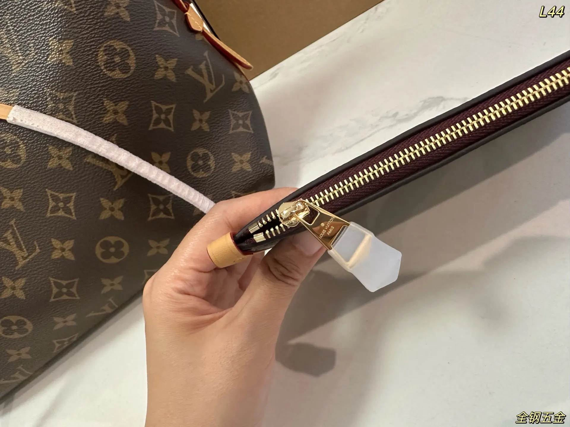 LV CarryAll 全钢五金 斜背包 輕便斜挎款