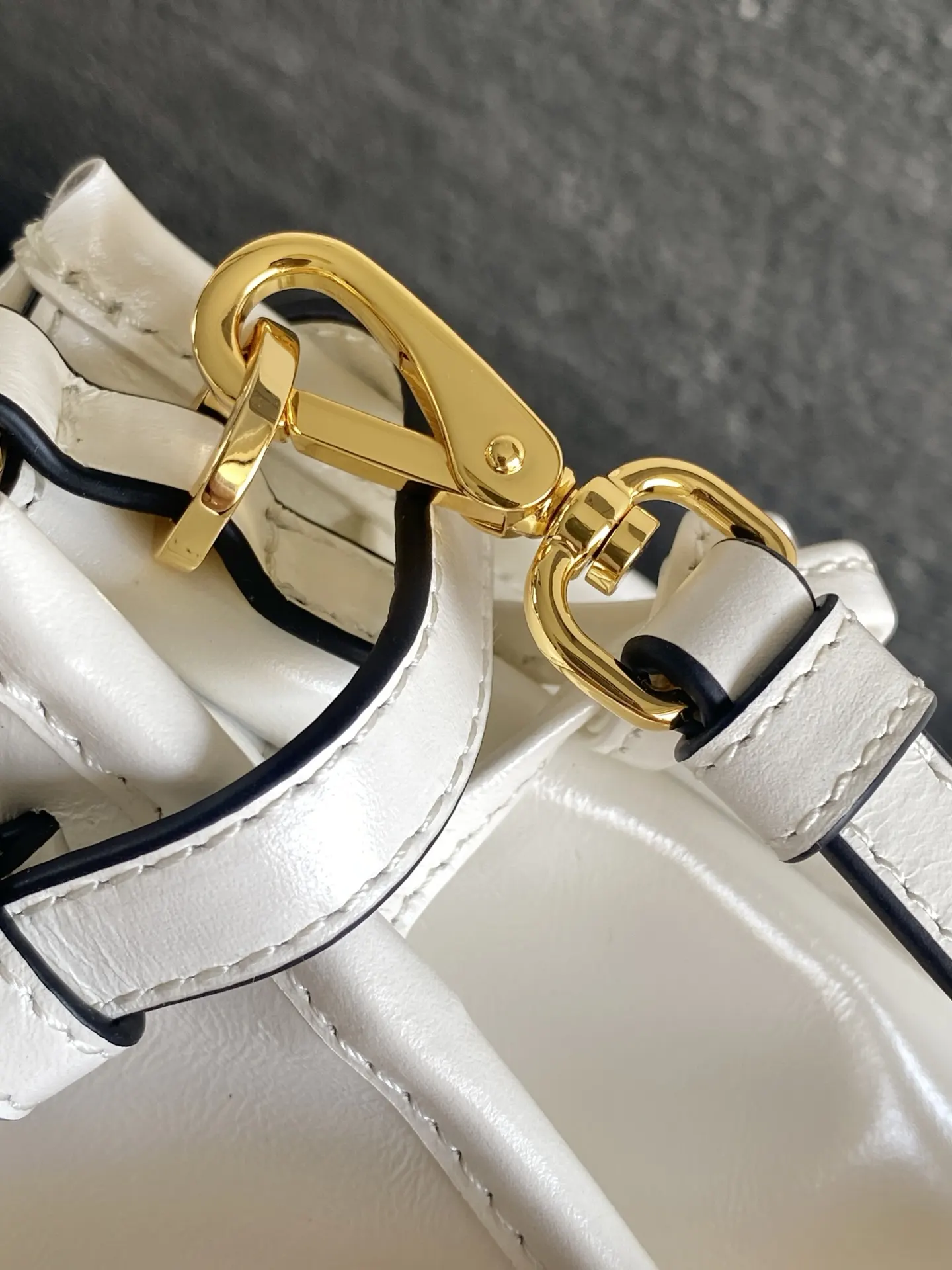 PRADA 1BC297 斜挎包 日常通勤款