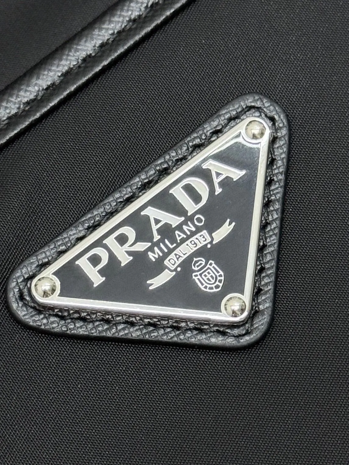 Prada Re-Nylon 2VH118 皮革 Saffiano 十字紋 單肩包
