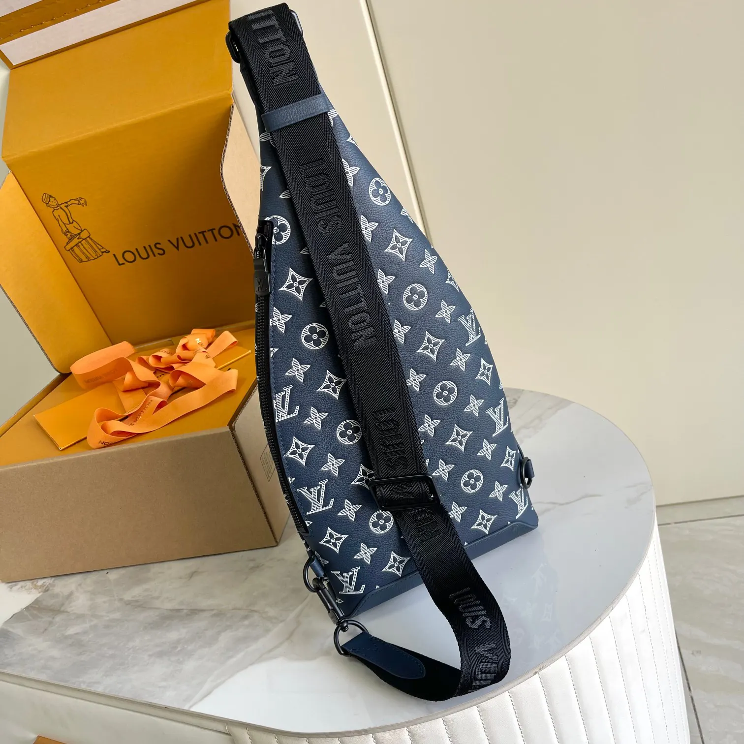 牛皮 拉链侧袋可收纳智能手机 可拆卸收纳包方便取放物品 可 双肩包 实用双肩款