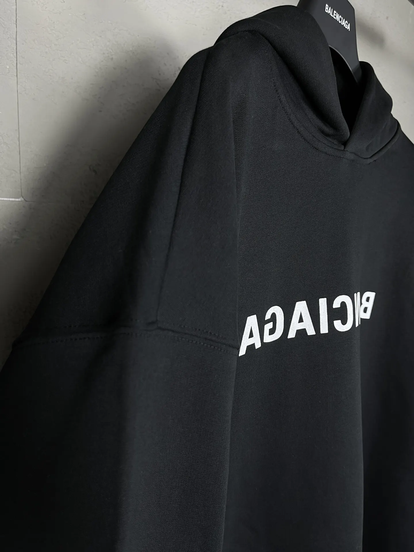 Balenciaga 倒置字母標識連帽衛衣 黑色