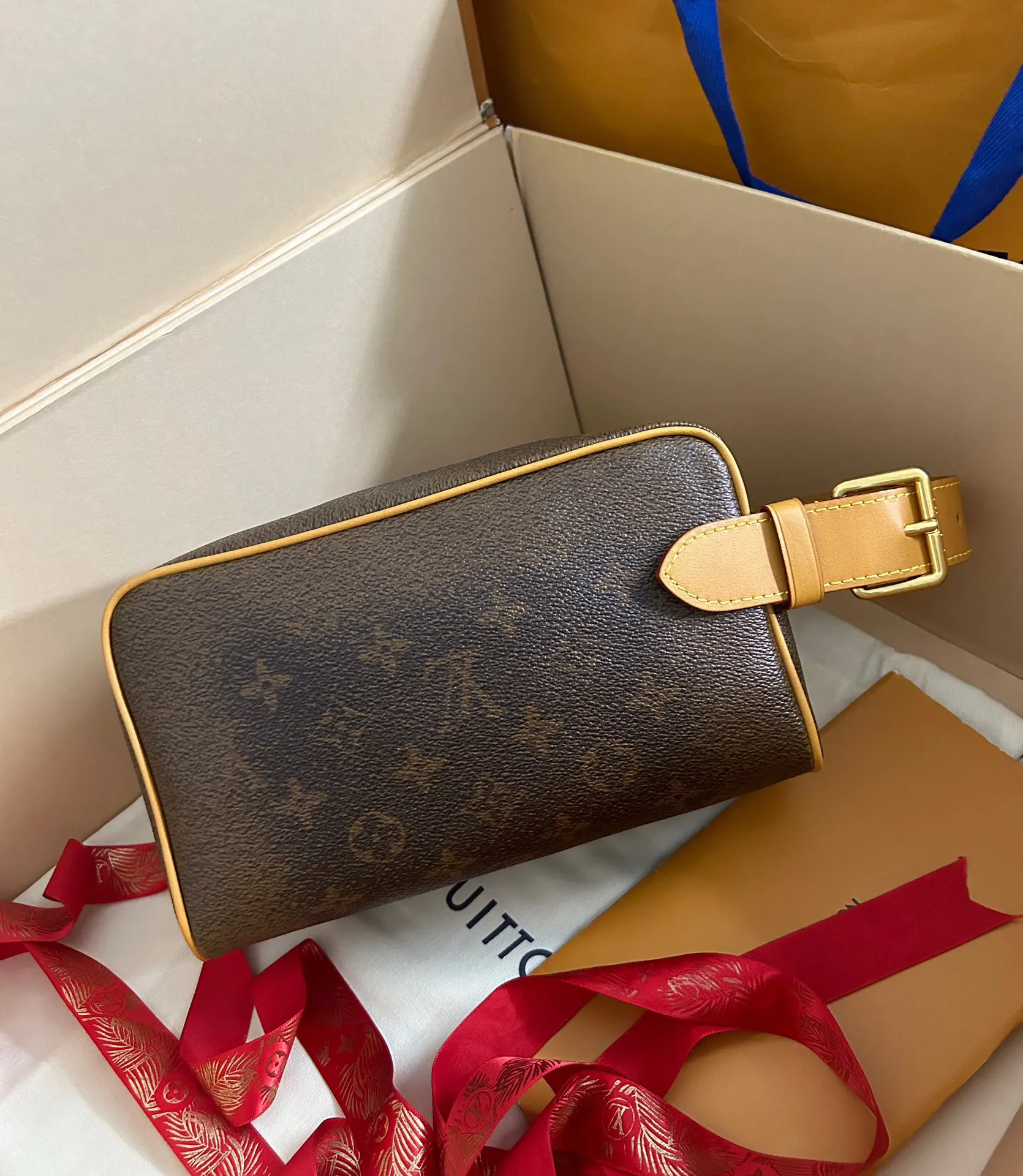 LV 牛皮 化妝包 便携收納款