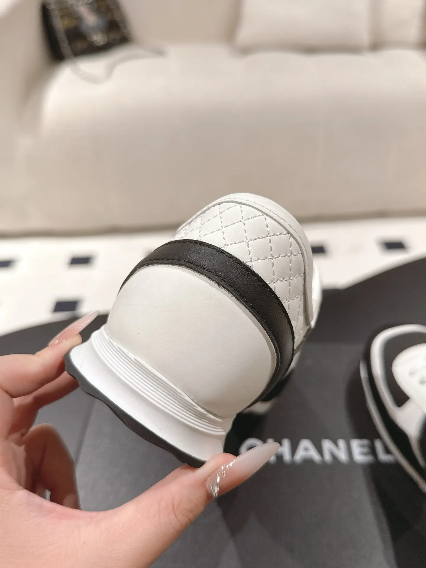 CHANEL 黑白拼色羊皮休闲鞋 红色细节款