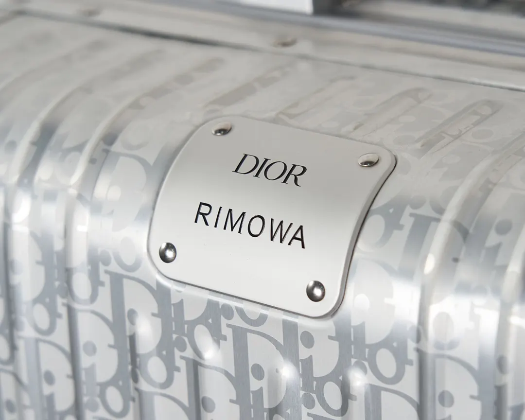 Dior 黑色 创新的阳极氧化技术赋予铝制表面鲜亮色彩 行李箱 旅行拉杆款 轻便出行款