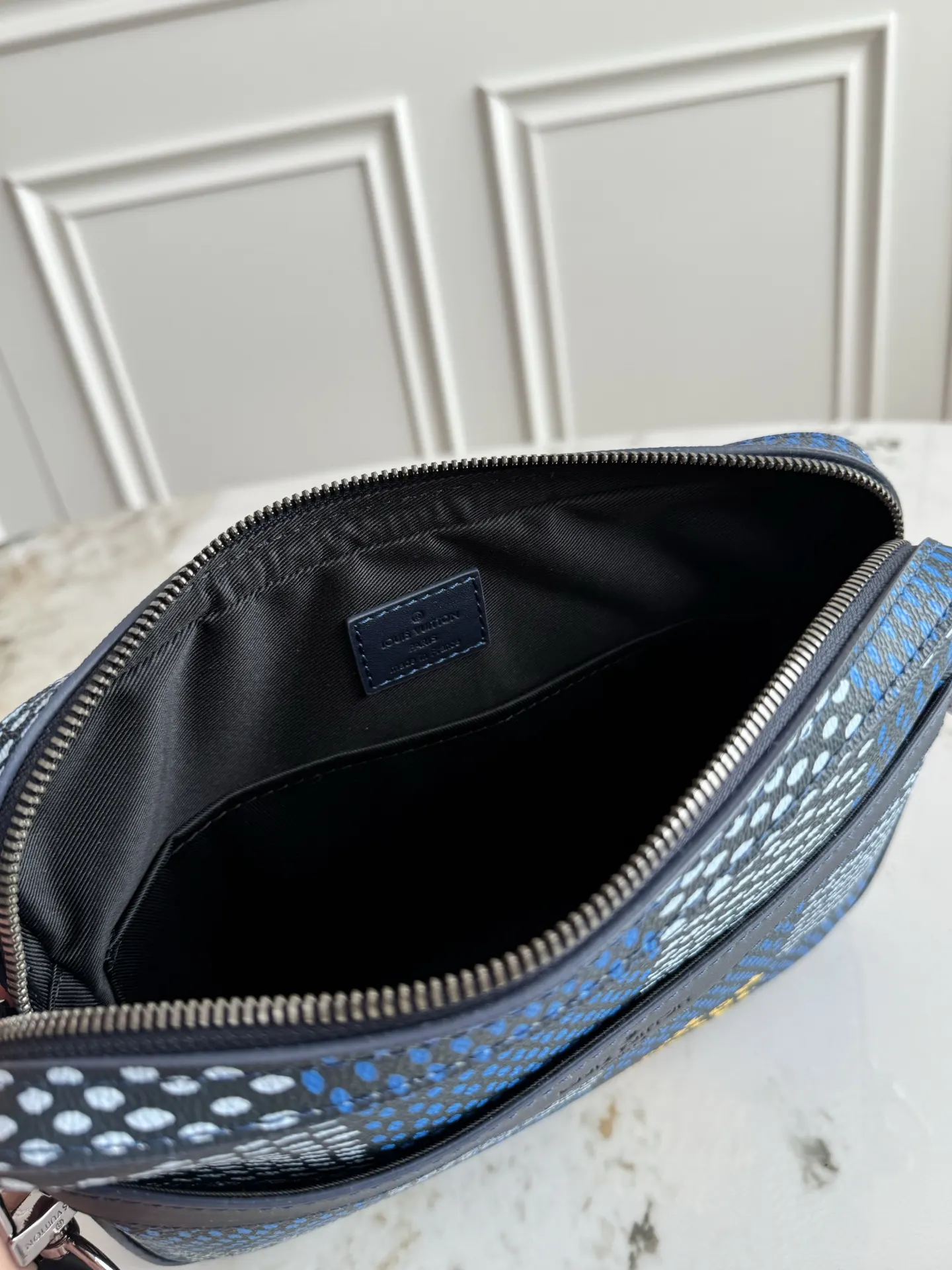 LV grey, messenger bag Image 8 LV grey, messenger bag Image 8