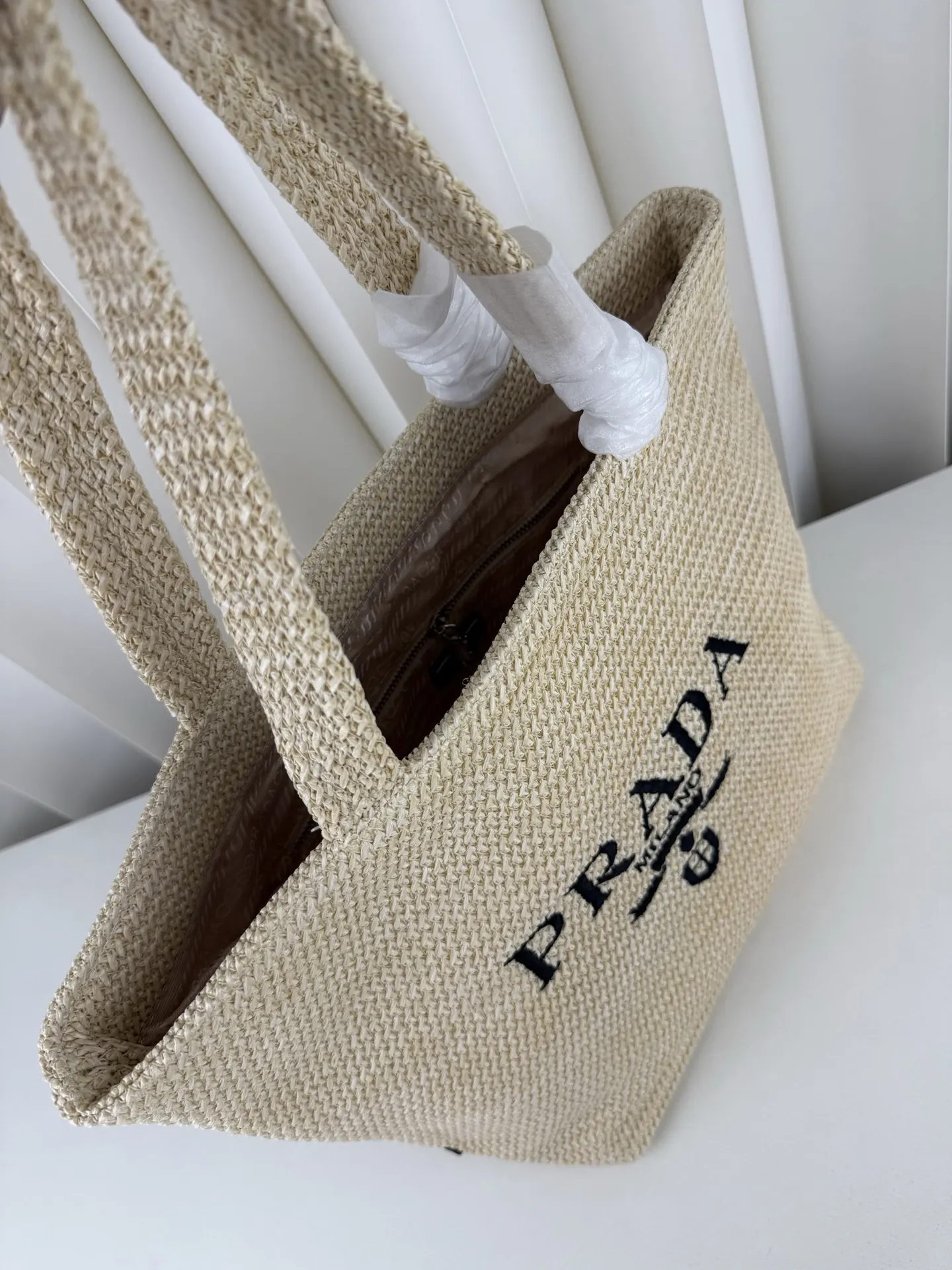 Prada 草编度假包 黑 杏双色 软乎乎编织袋 度 手拿包 精致手拿款