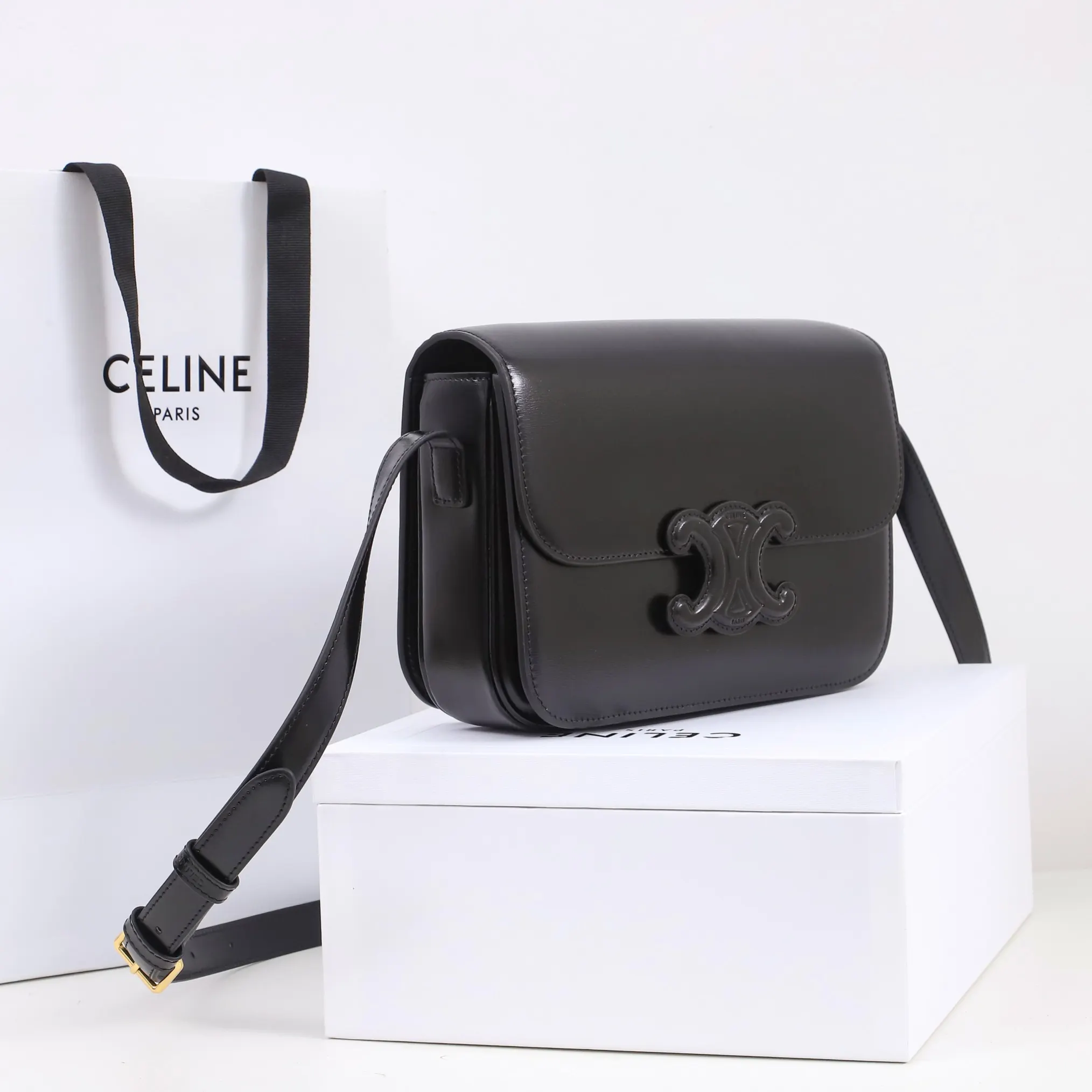 Celine 牛皮 将复古元素与品牌一向拿手的利落线条向结合 气质高贵 水桶包 休闲水桶款