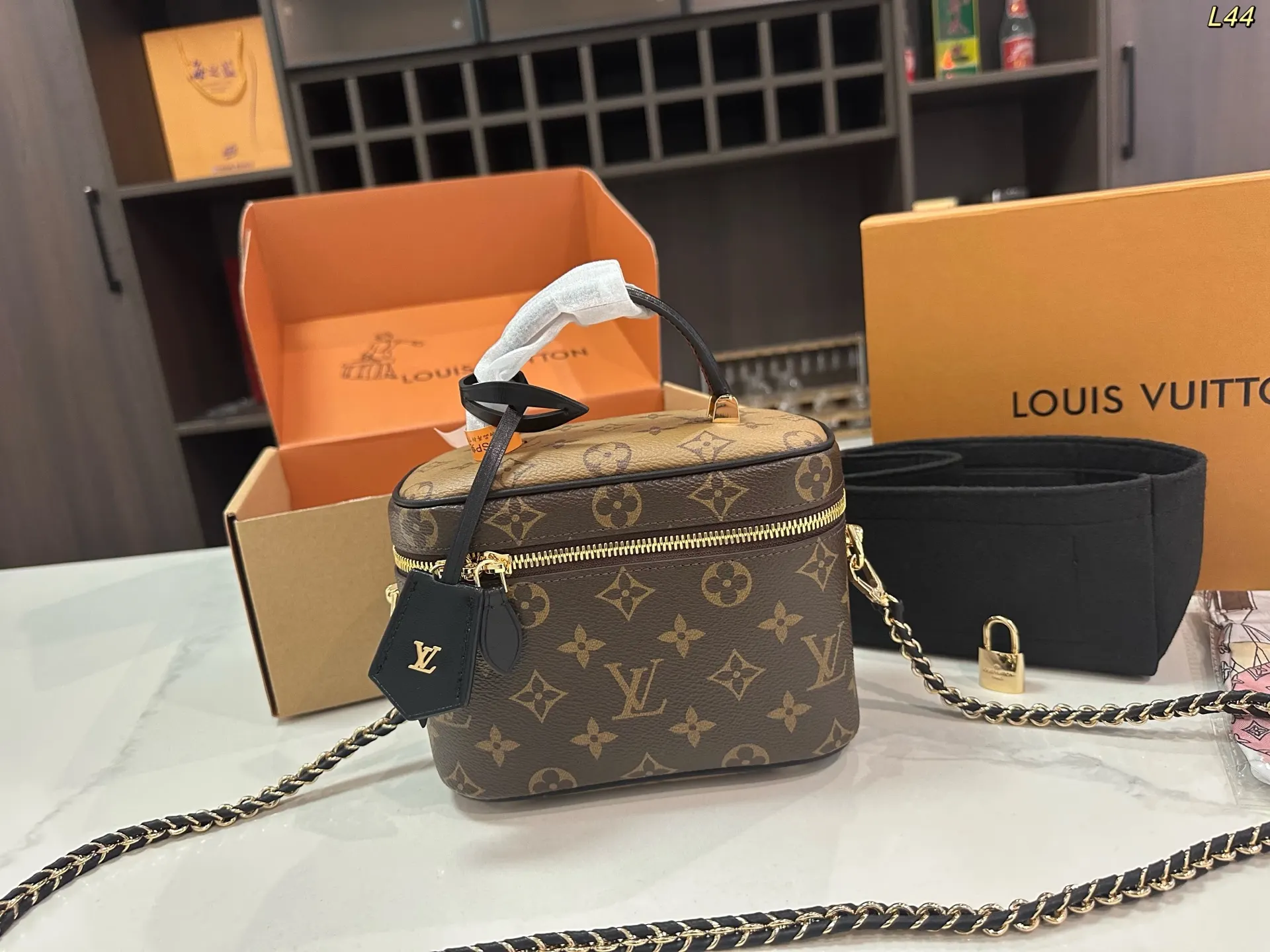 LV 拼色 无论手拎 單肩还是斜挎都很棒 是精致时髦的百搭款 简 斜背包 輕便斜挎款