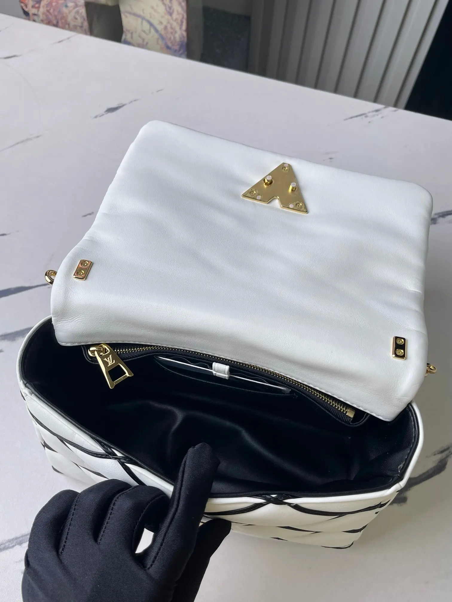 LV 白色 羊皮 行李箱 旅行拉杆款 輕便出行款(數字9) LV 白色 羊皮 行李箱 旅行拉杆款 輕便出行款(數字9)