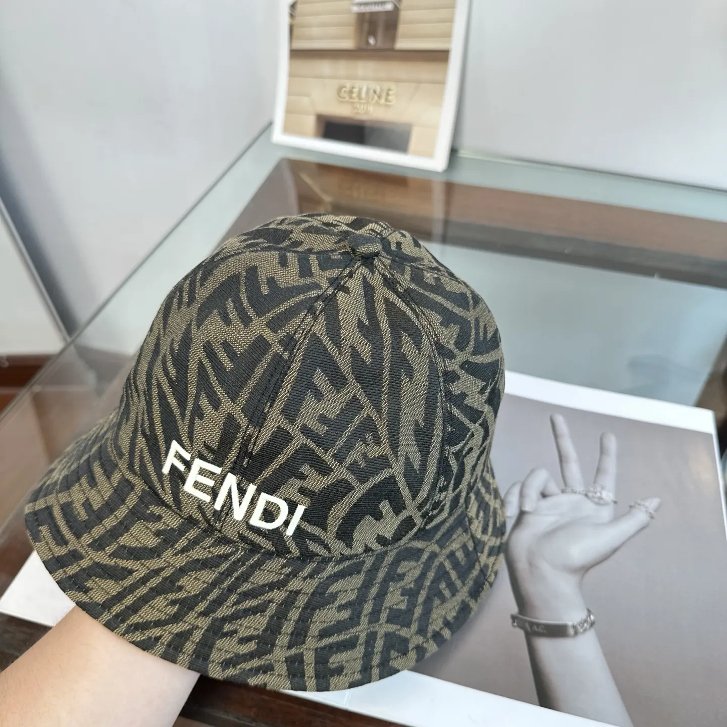 Fendi 渔夫帽 休闲遮阳款