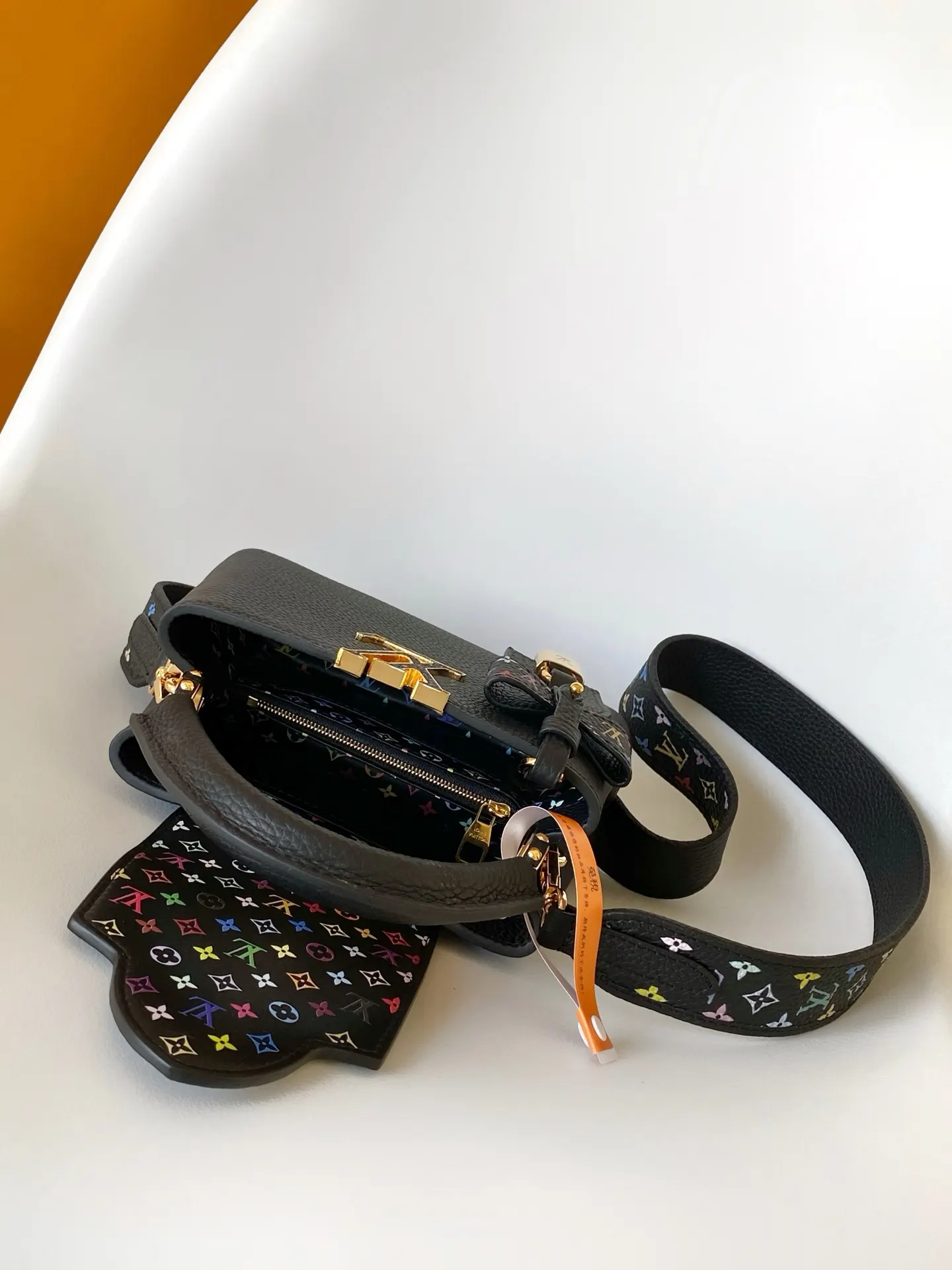 LV 黑色 白色 牛皮 字母和可拆卸 Mo肩带浸染明丽色调 致 收納包 旅行收納款