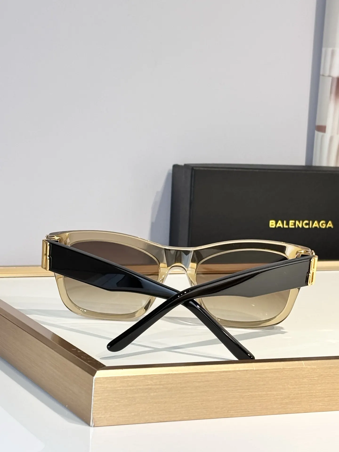 Balenciaga BB0503S 太阳镜 精致搭配