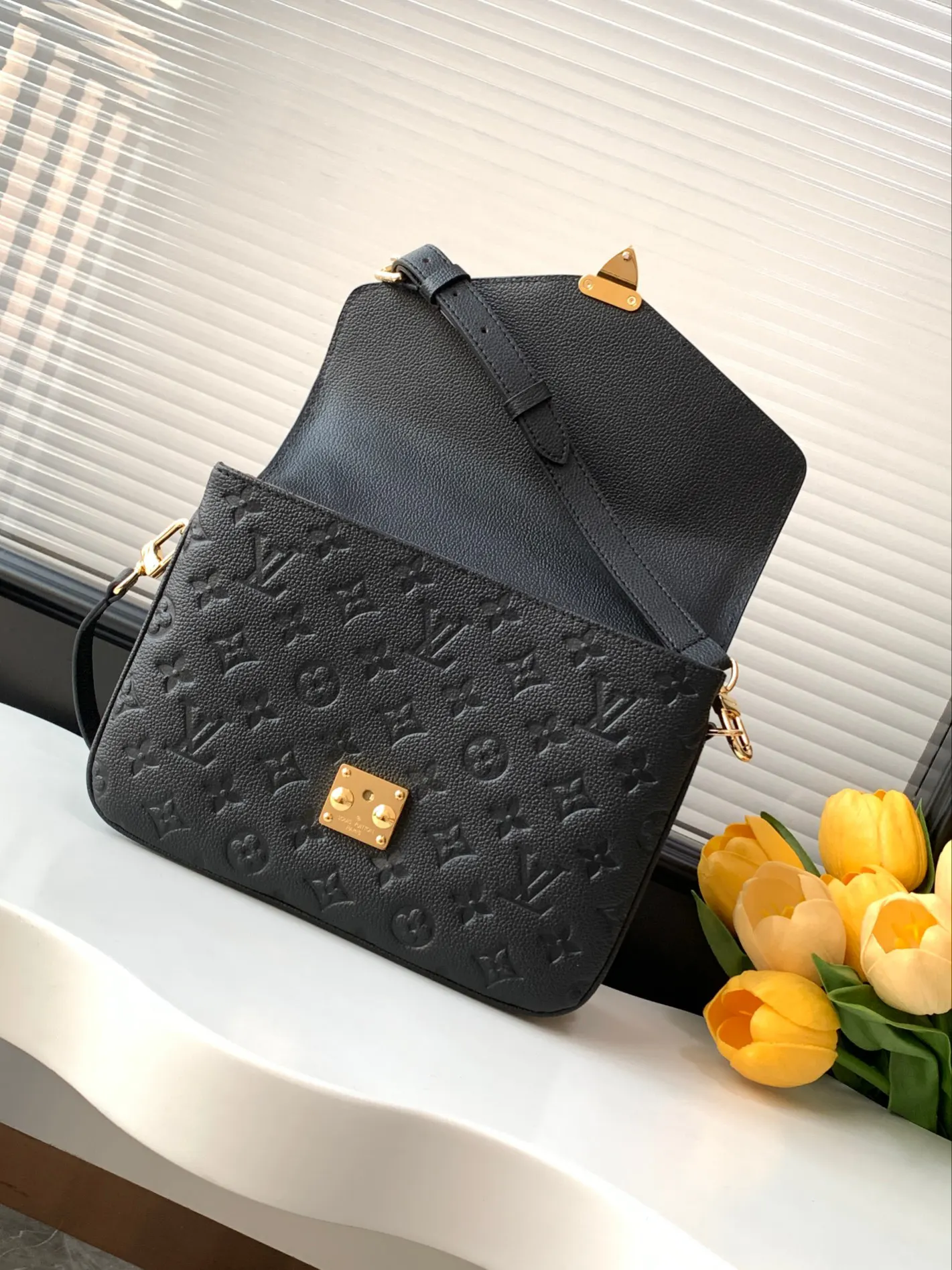 LV Pochette 黑棕配色 雙肩包(數字7) LV Pochette 黑棕配色 雙肩包(數字7)