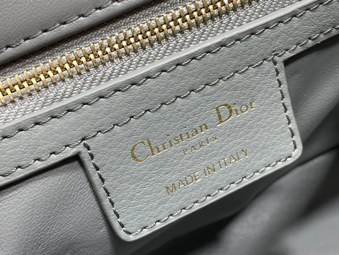 Dior Caro 浅蓝小牛皮链条包 金扣斜挎