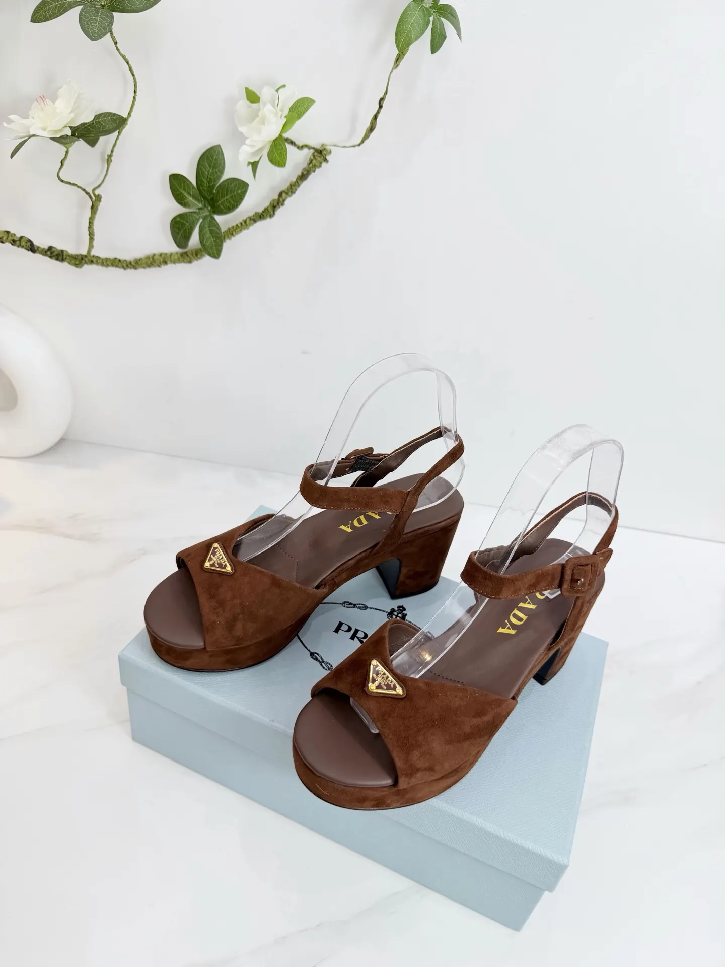 Prada 羊皮 休闲鞋 舒适