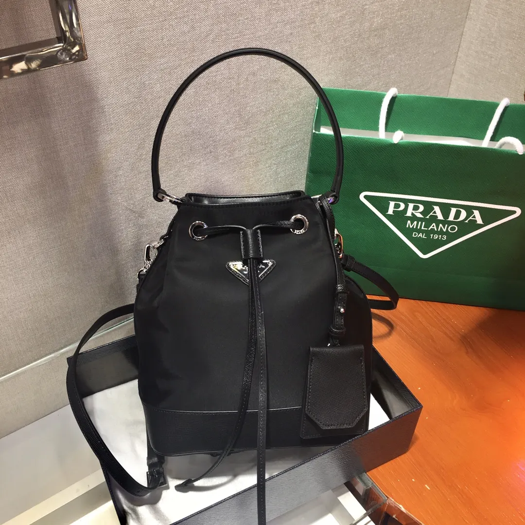 Prada Re-Nylon 1BE055 尼龙 Saffiano十字纹牛皮 水桶包
