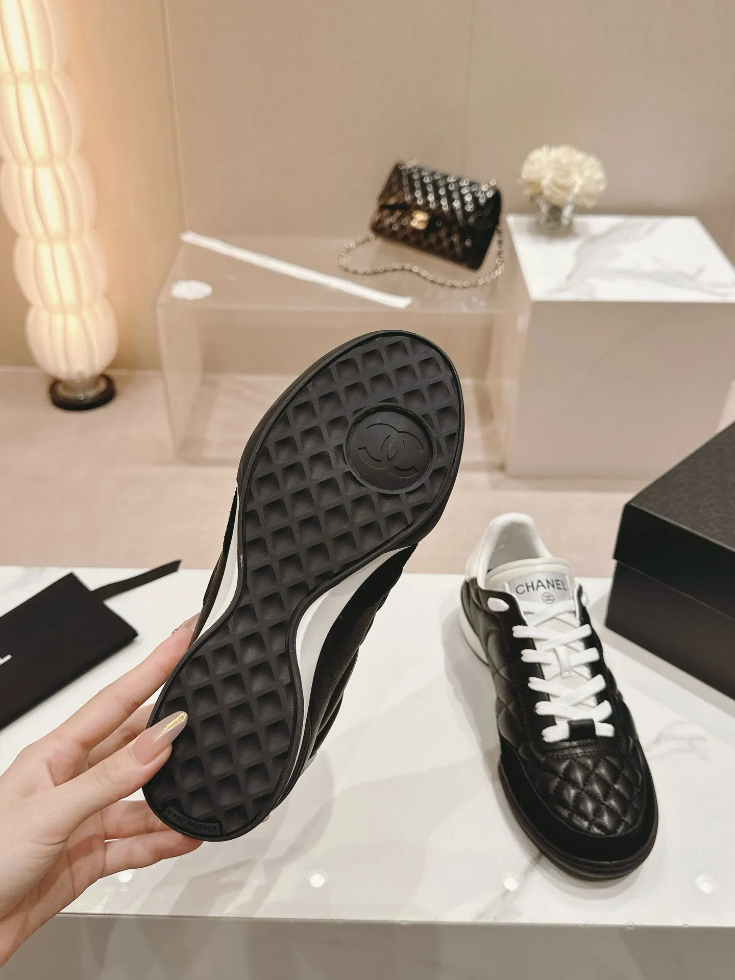 CHANEL 黑白拼色羊皮休闲鞋 厚底低帮款