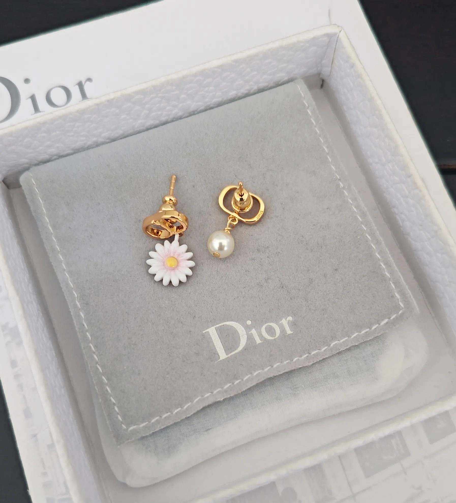 Dior 白色花朵珍珠耳环 金色款