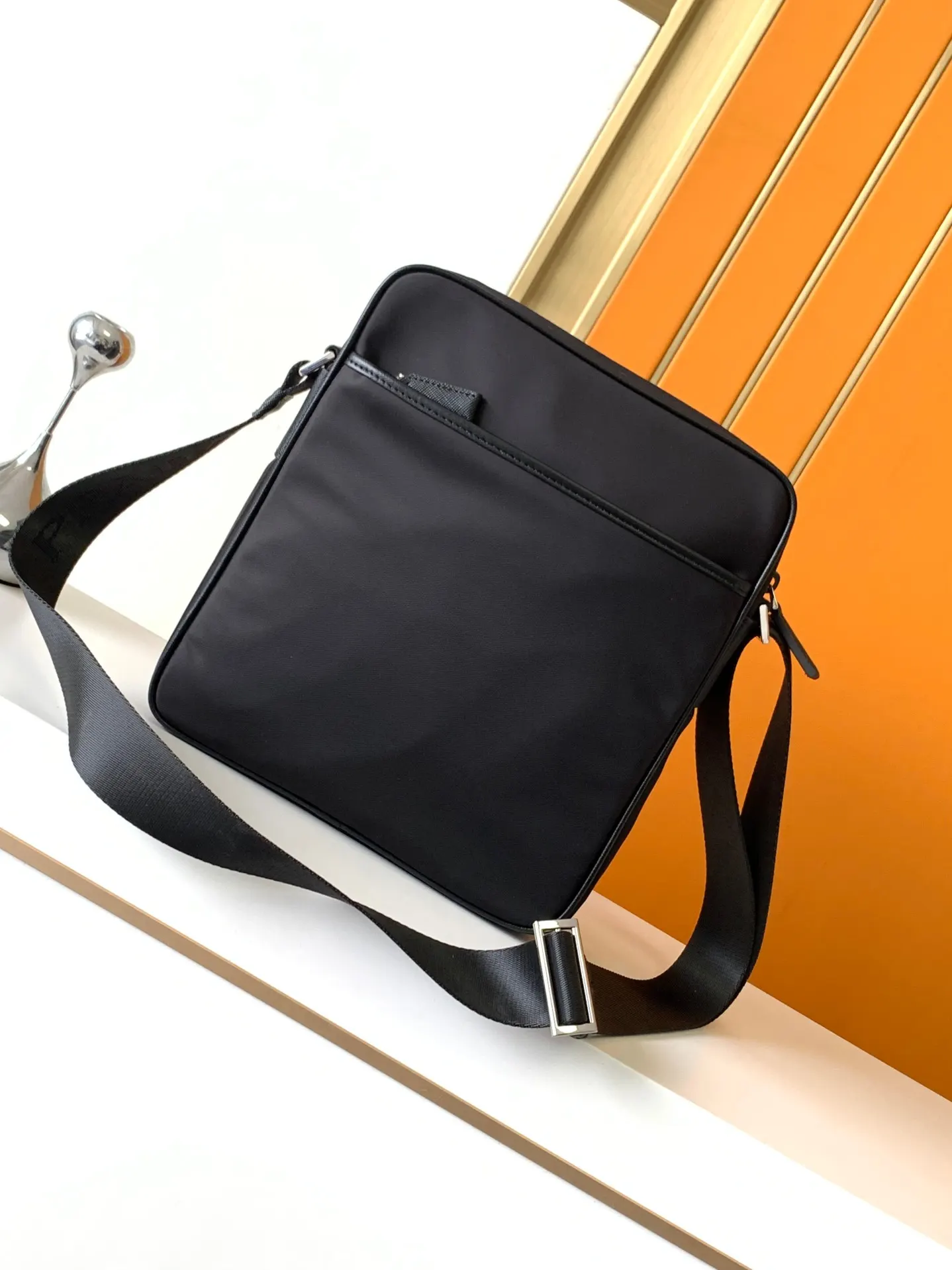 Prada 2VQ002 皮革 斜背包