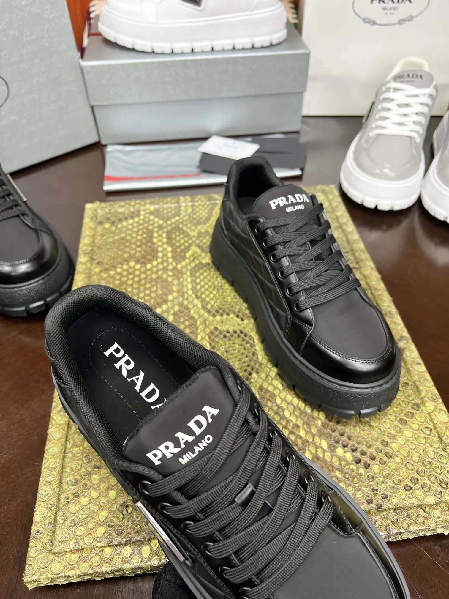 Prada 牛皮 休闲鞋 舒适