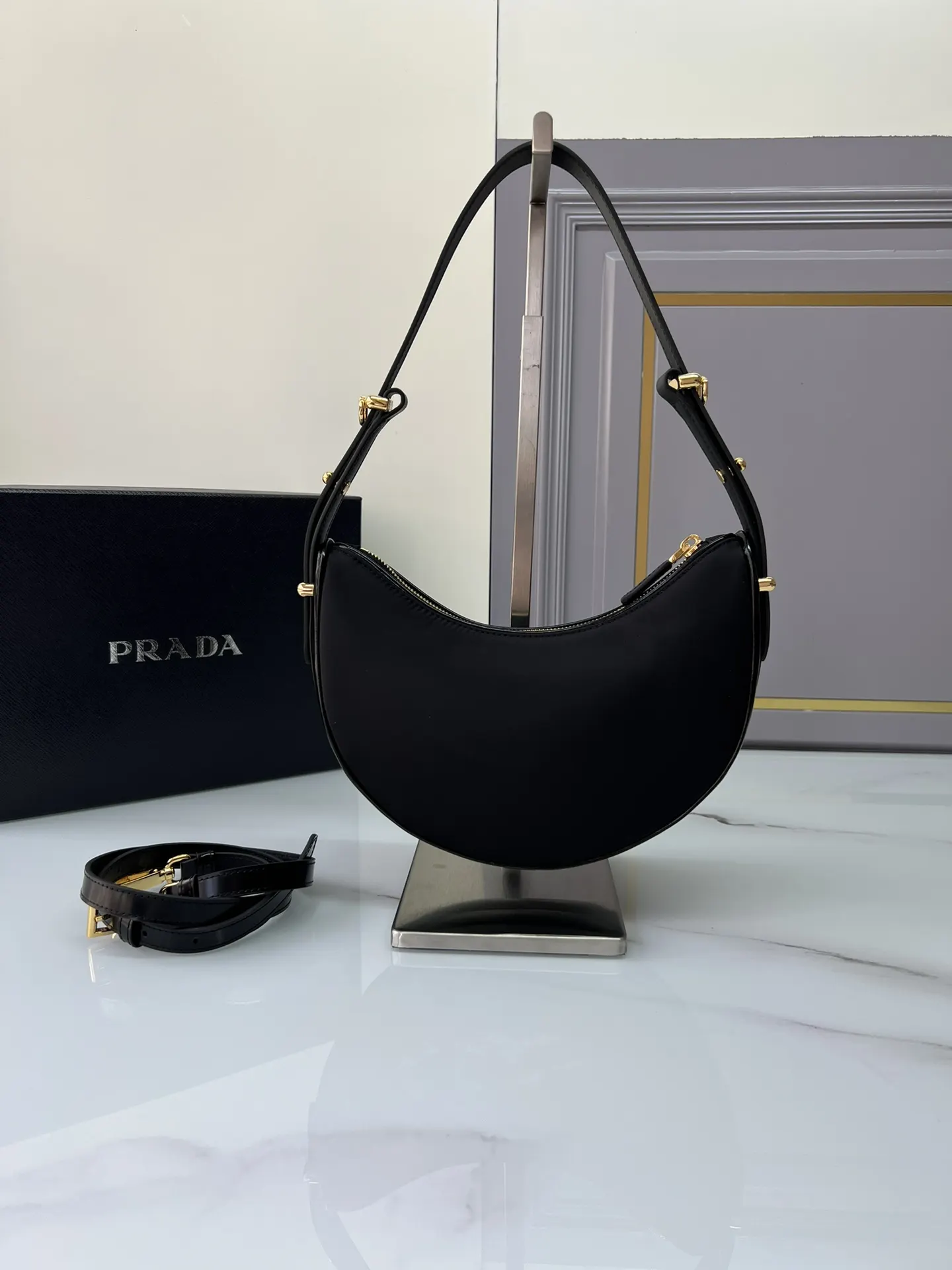 Prada 尼龙 牛皮 羊皮 双肩背包 轻便实用