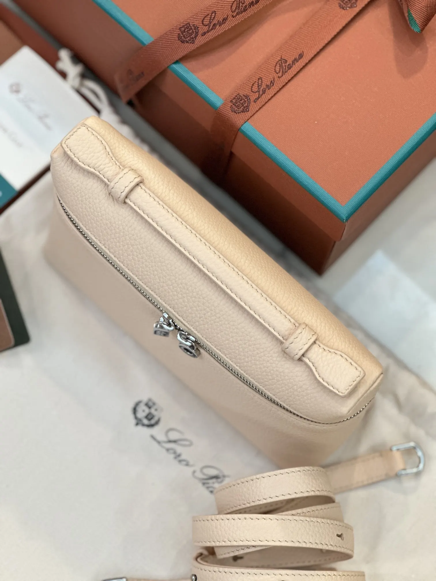 小牛皮 Loro Piana Extra Poket 手拿包 精致手拿款