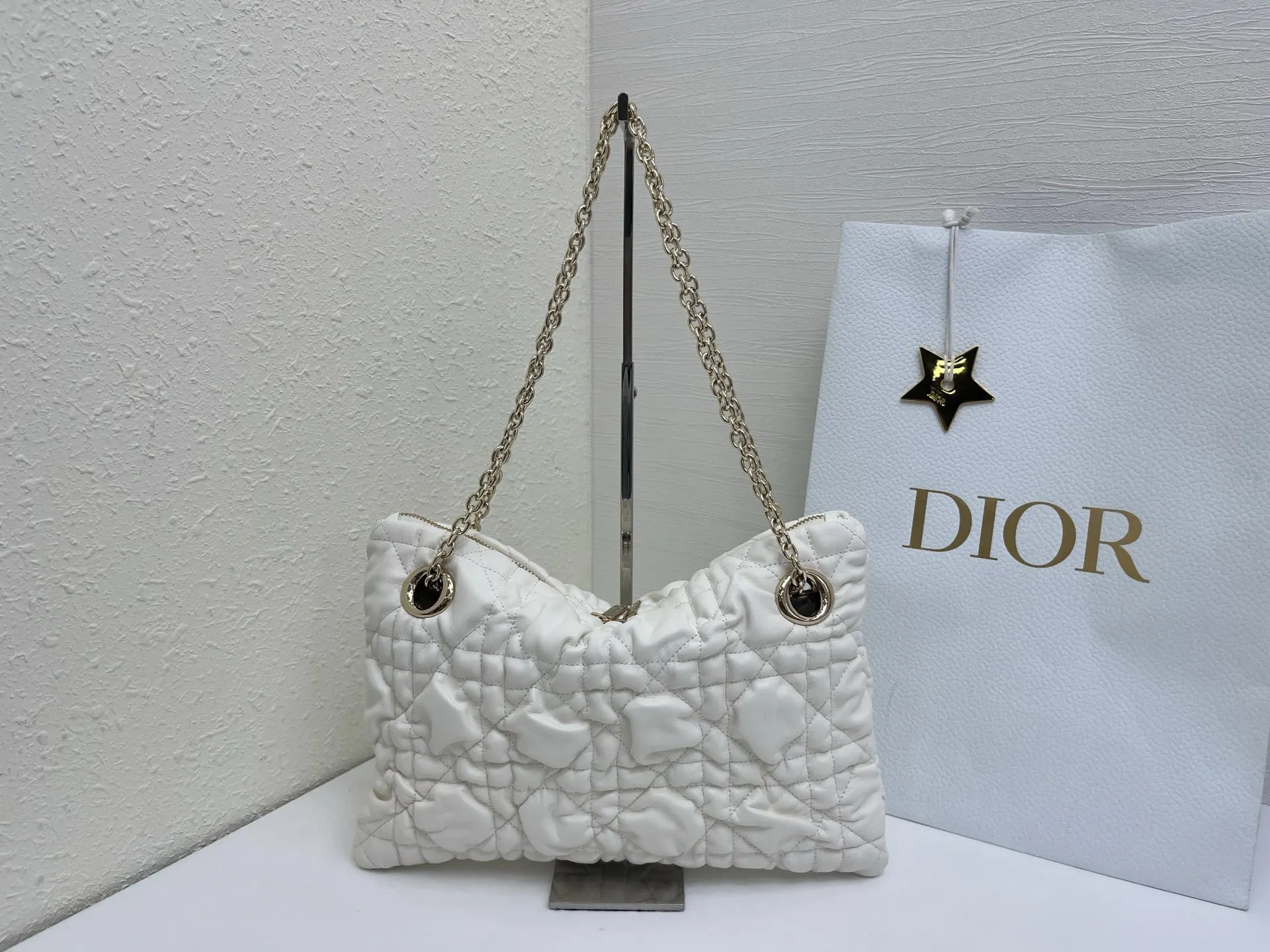 Dior 突显饰以蓬蓬超大藤格纹的新材质 为經典图案注入立体风 鏈條包 精致鏈條款