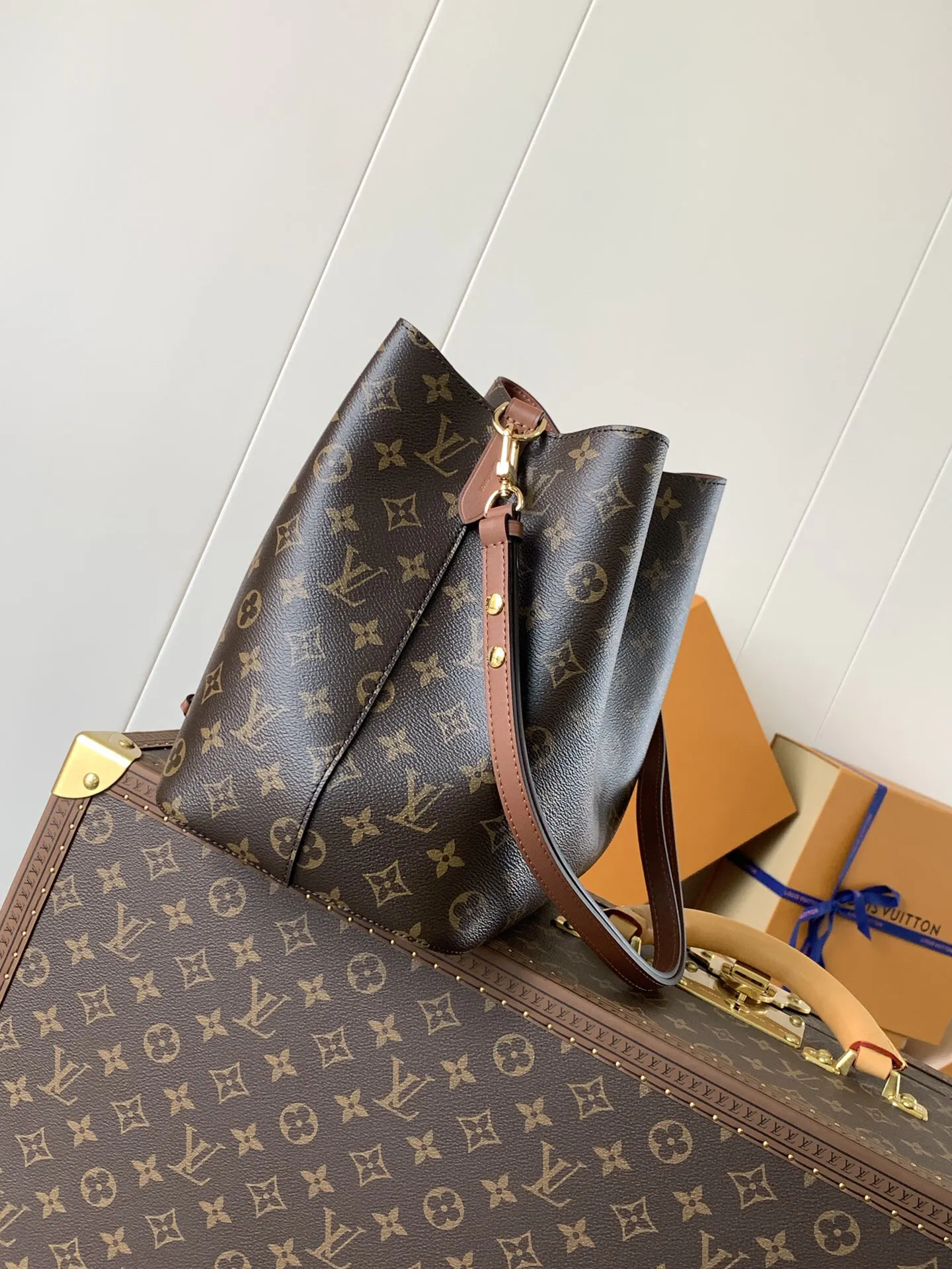 LV 牛皮 Mo涂层帆布一光滑牛皮饰边一超细纤维内 水桶包 休閒水桶款