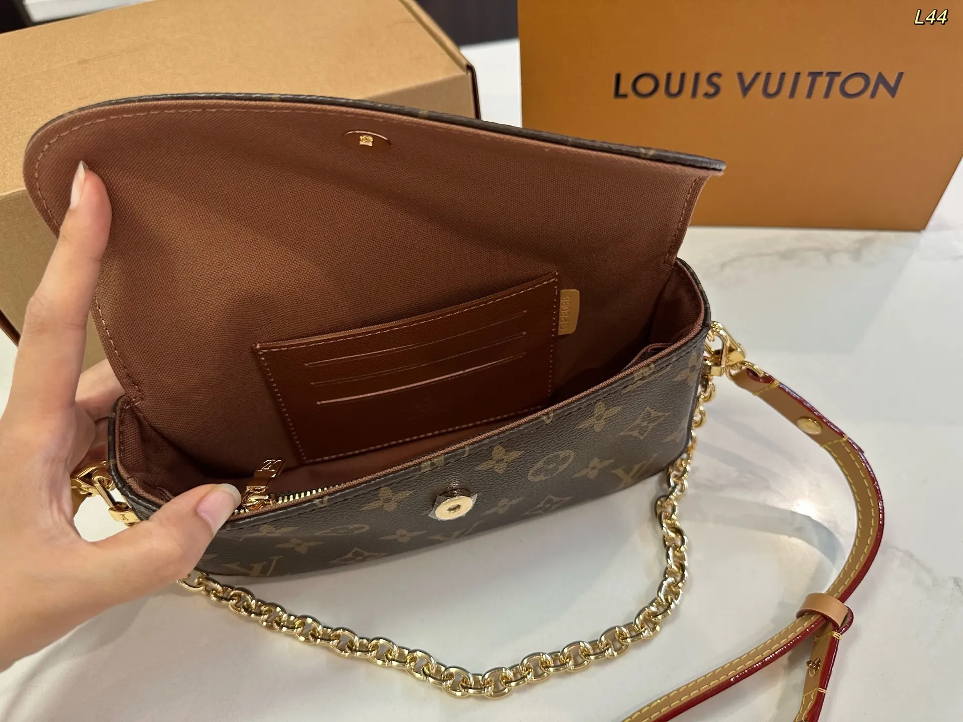 LV 钢五金 腋下包 复古腋下背款