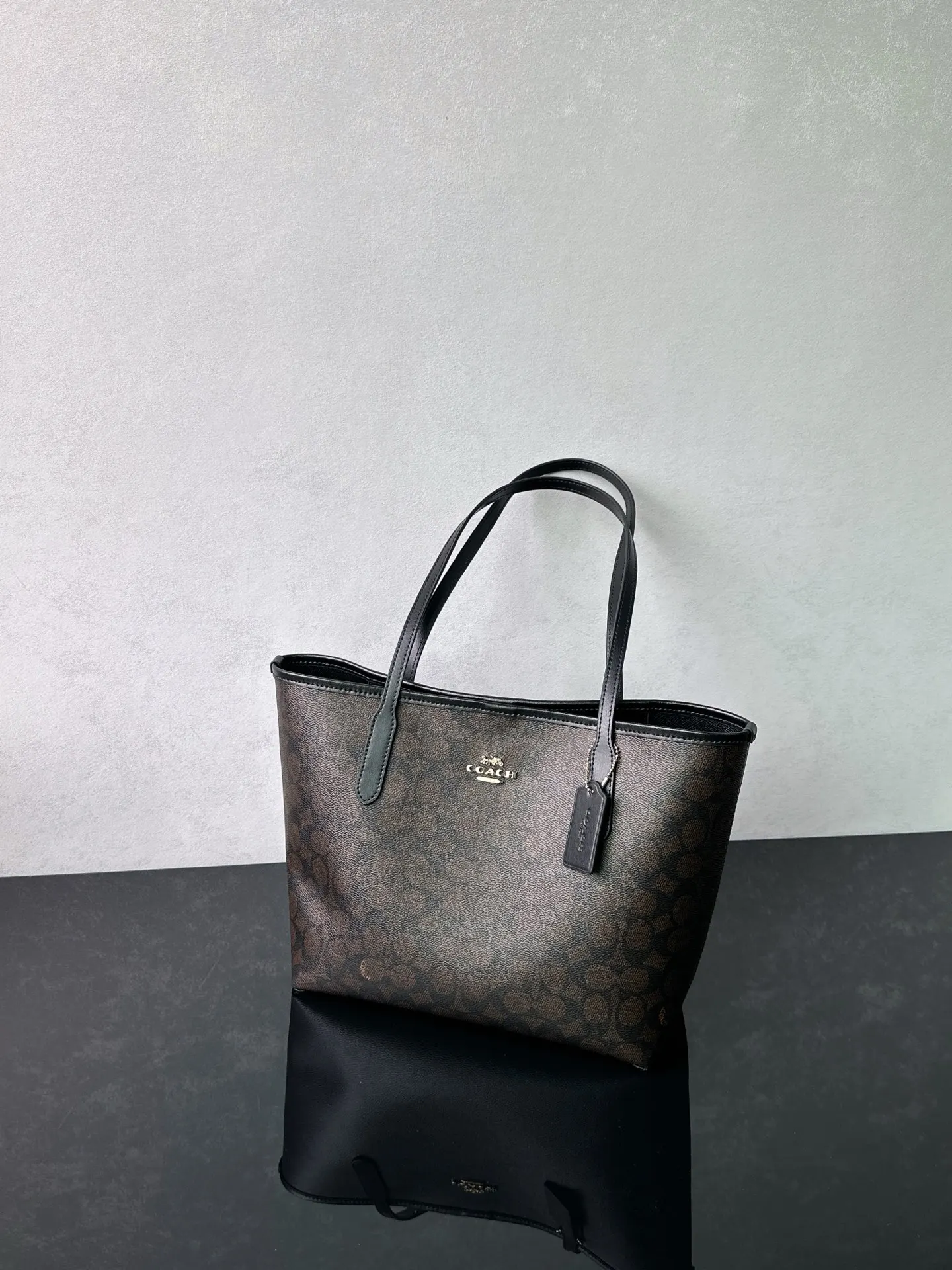 Coach 老花 卡其 經典老花涂层PVC材质 耐磨抗造 日常摩擦 轻微淋溅 托特包 大容量托特款