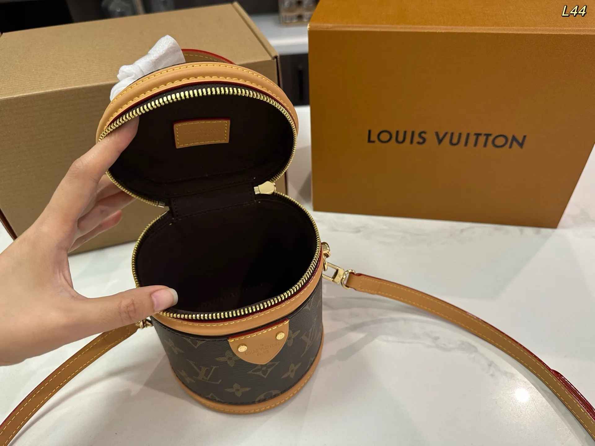 LV 钢五金 水桶包 休闲水桶款