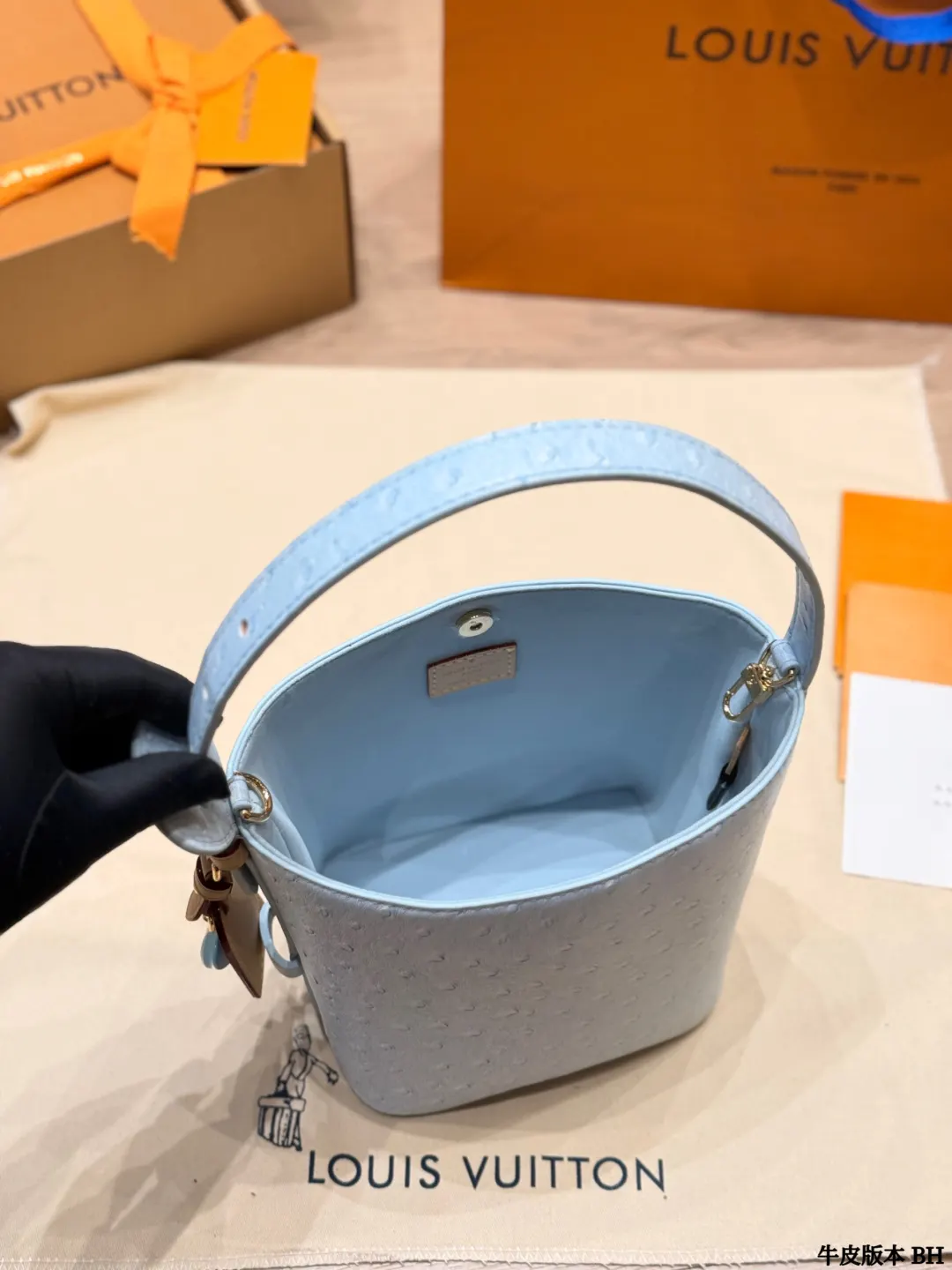LV 粉色 牛仔 牛皮 經典水桶造型 弧形手柄 手提或斜挎都很时髦 水桶包 休閒水桶款