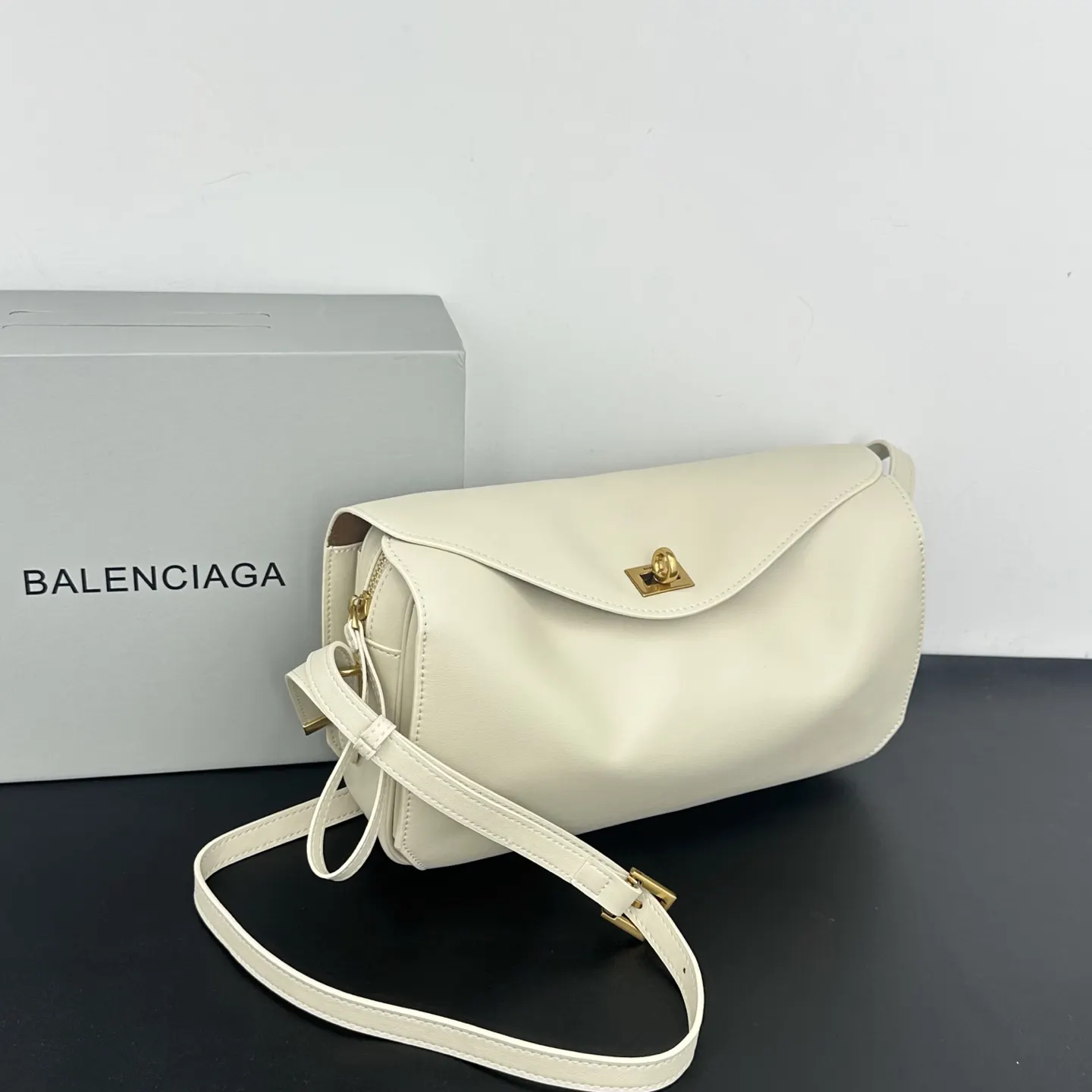 Balenciaga 牛皮 斜挎包 日常搭配